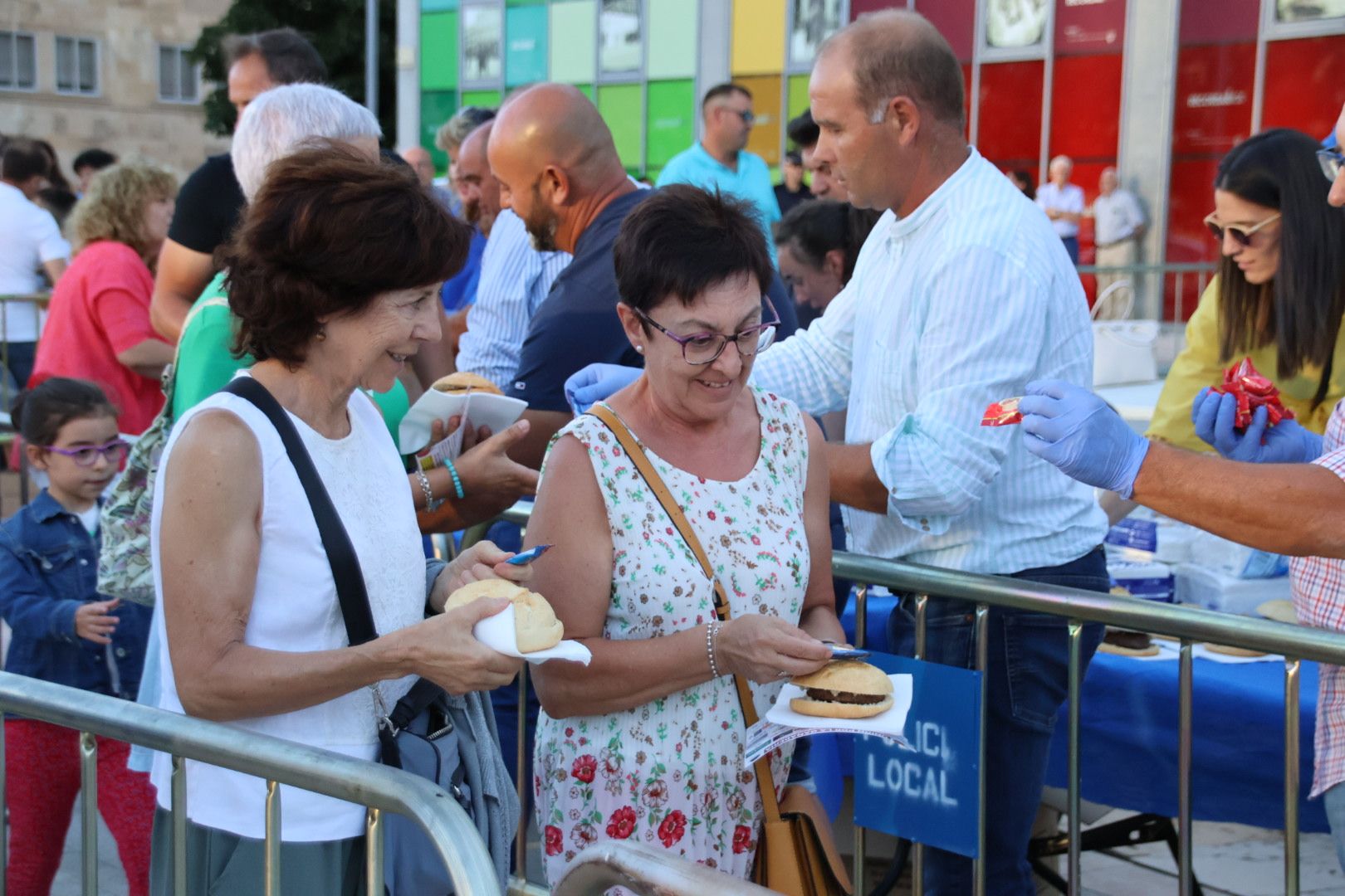 Unión por la ganadería reparte hamburguesas como protesta