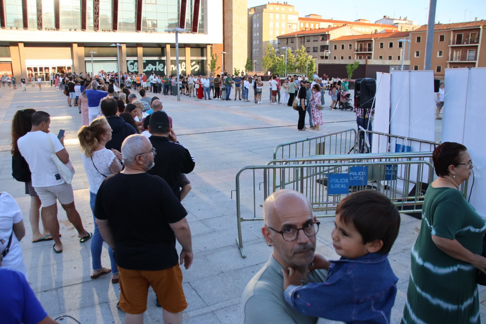 Unión por la ganadería reparte hamburguesas como protesta