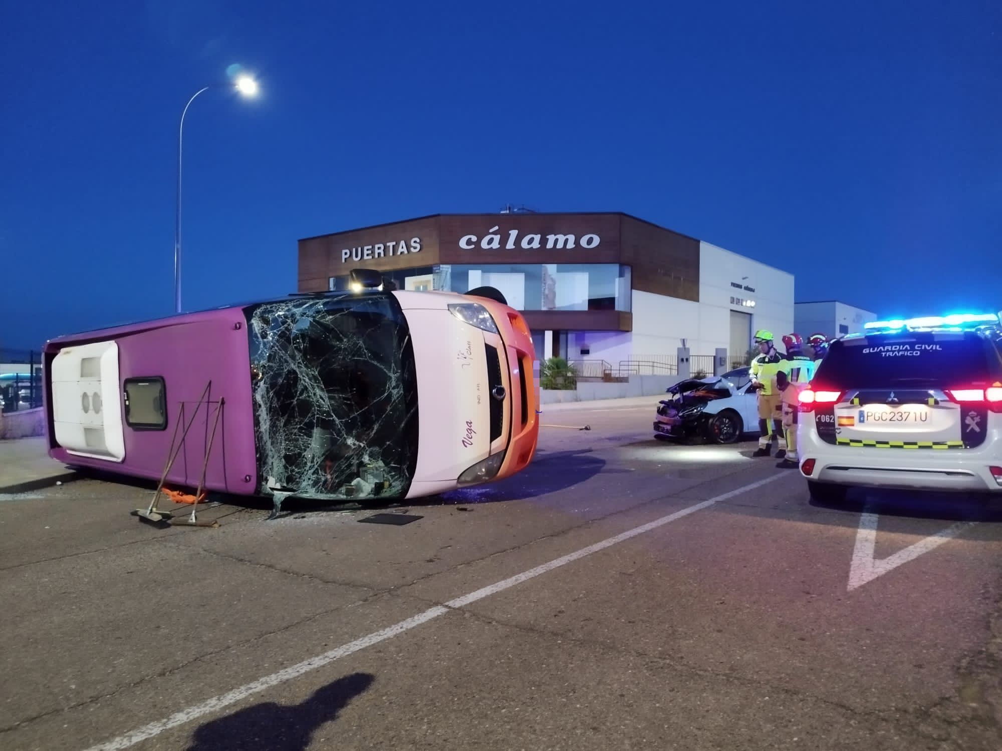 Vuelca un autobús en un brutal accidente en Carbajosa que ha obligado a intervenir a los bomberos