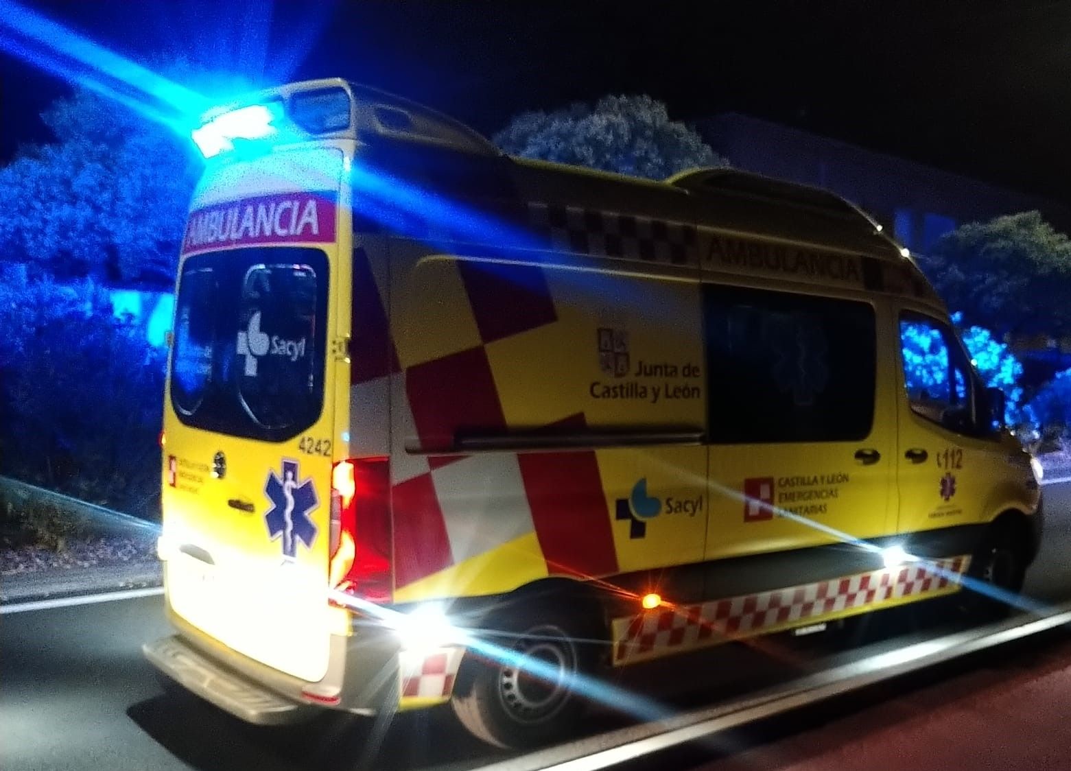 Ambulancia de noche en carretera. Foto de archivo