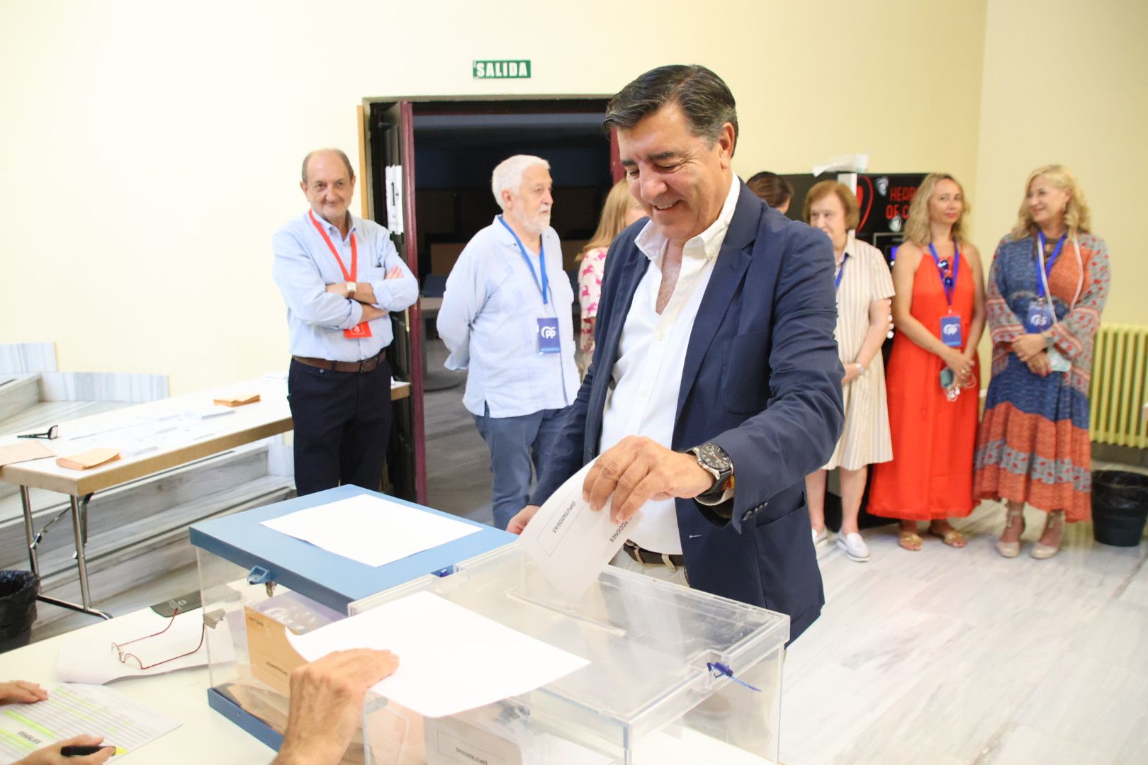 José Antonio Bermúdez de Castro votando 