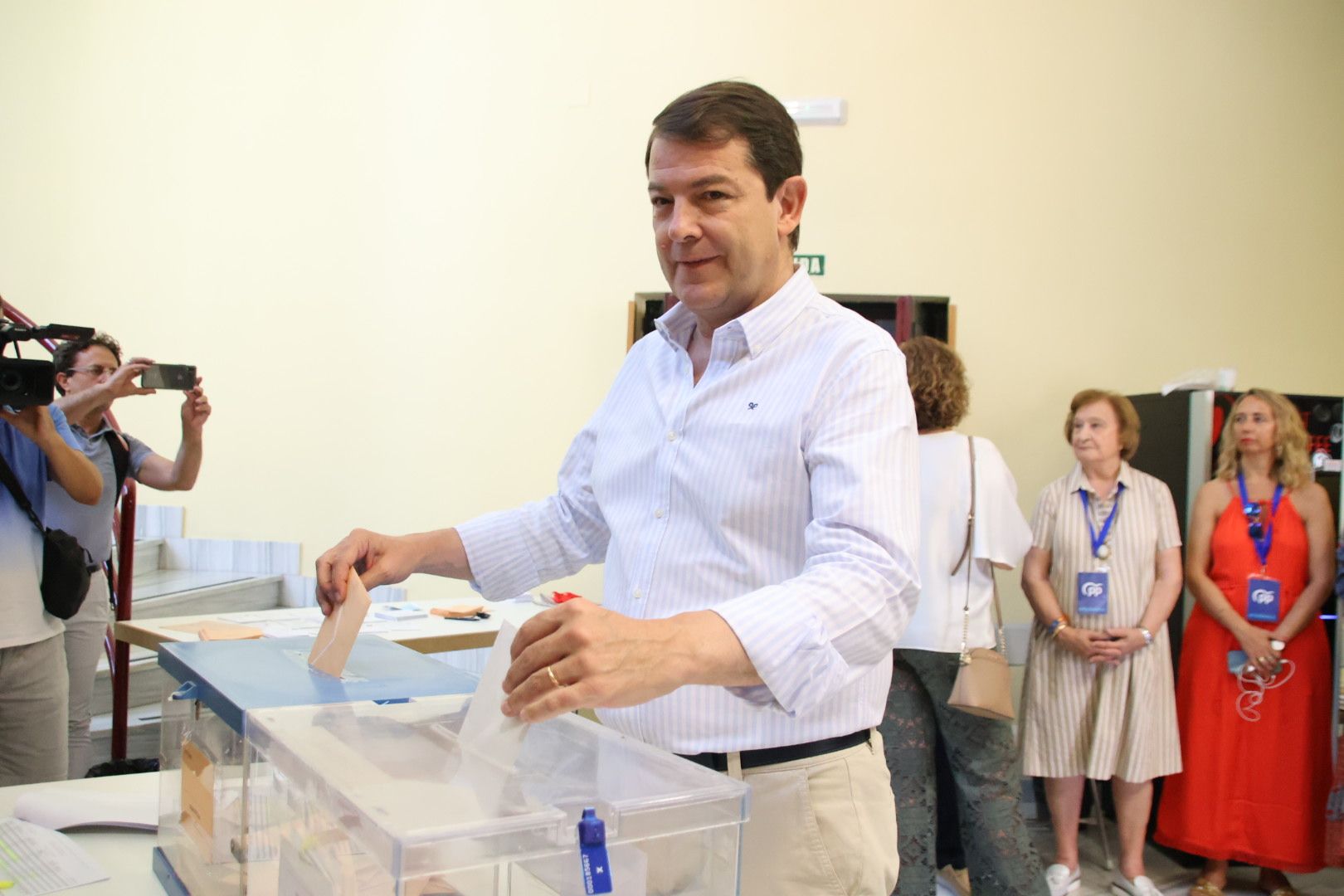 Alfonso Fernández Mañueco votando 