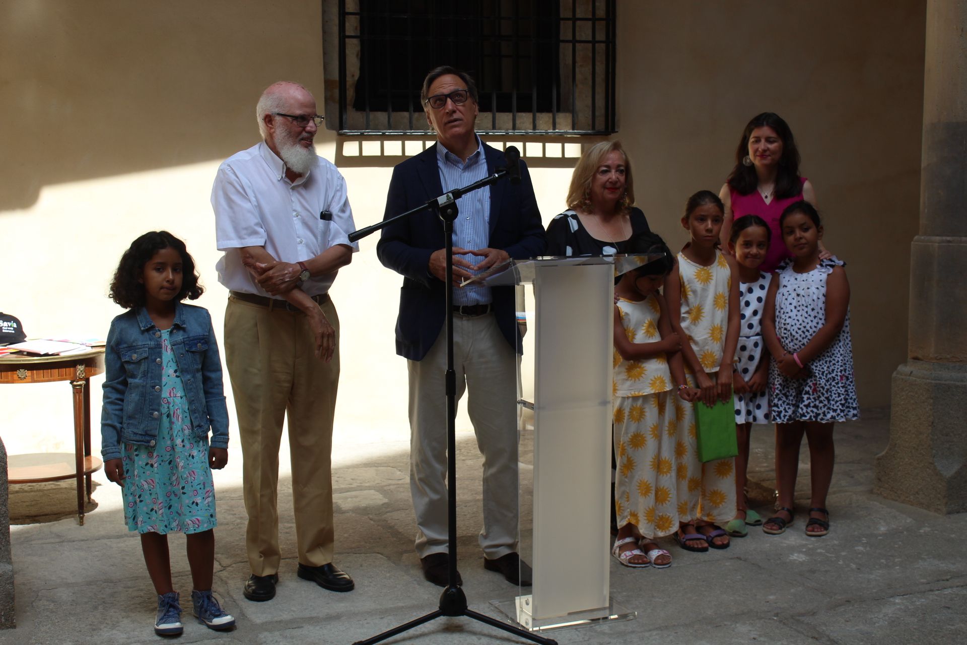 Carlos García Carbayo recibiendo a los miembros de Vacaciones en Paz