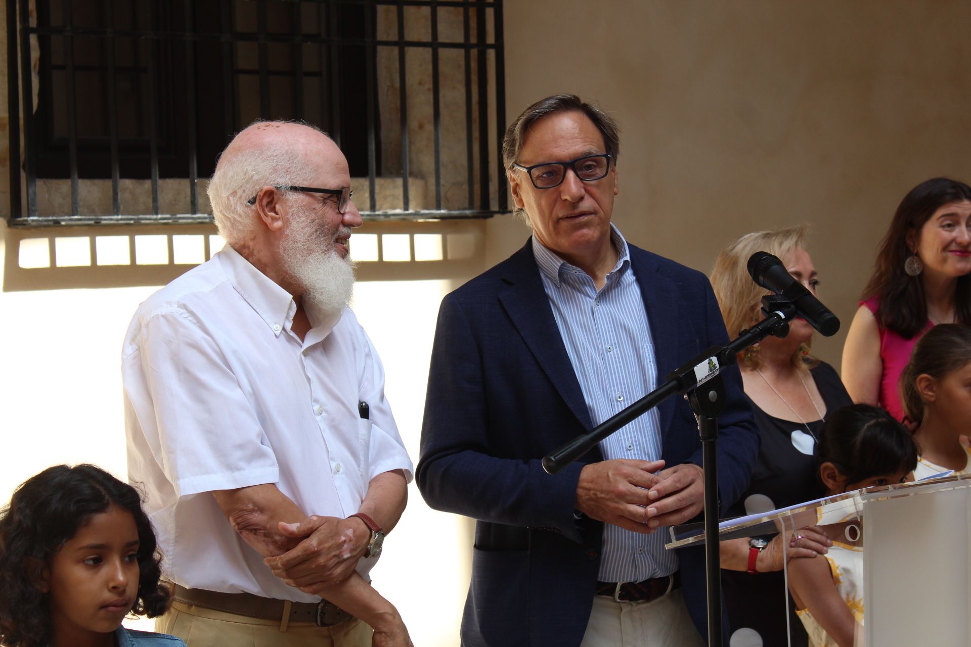 Carlos García Carbayo recibiendo a los miembros de Vacaciones en Paz