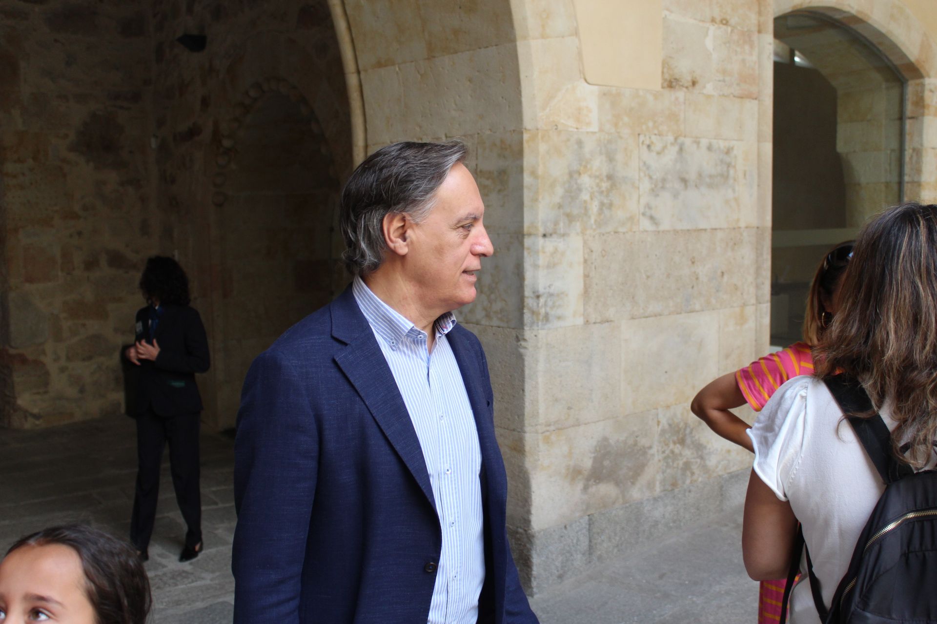 Carlos García Carbayo recibiendo a los miembros de Vacaciones en Paz