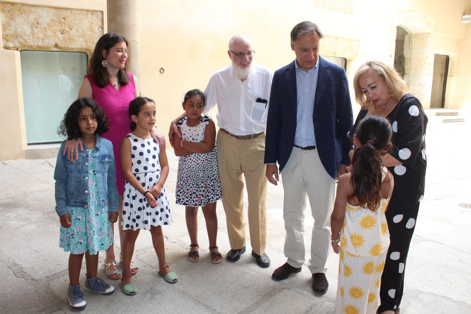 Carlos García Carbayo recibiendo a los miembros de Vacaciones en Paz