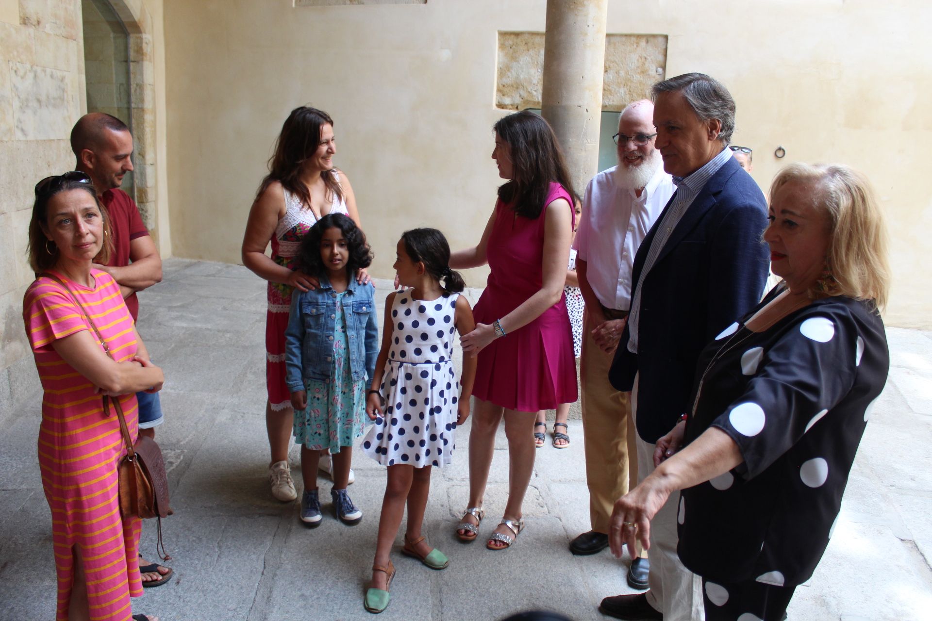 Carlos García Carbayo recibiendo a los miembros de Vacaciones en Paz