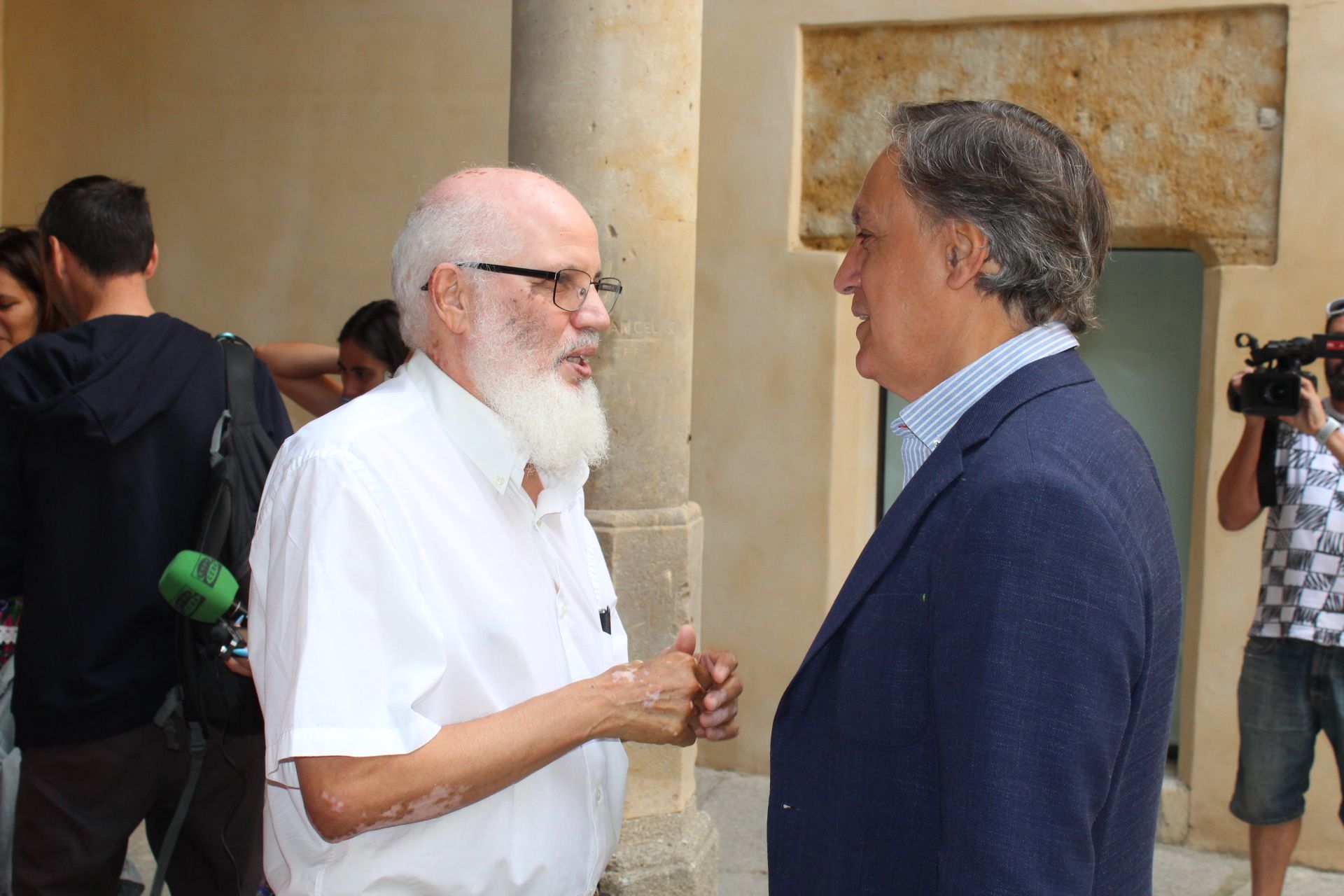 Carlos García Carbayo recibiendo a los miembros de Vacaciones en Paz