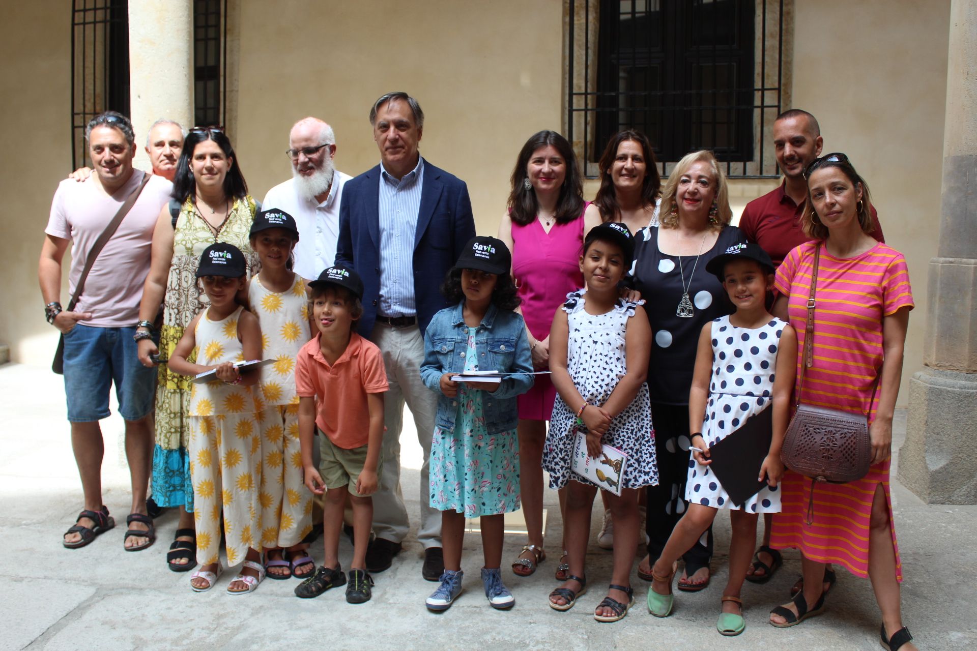 Carlos García Carbayo recibiendo a los miembros de Vacaciones en Paz