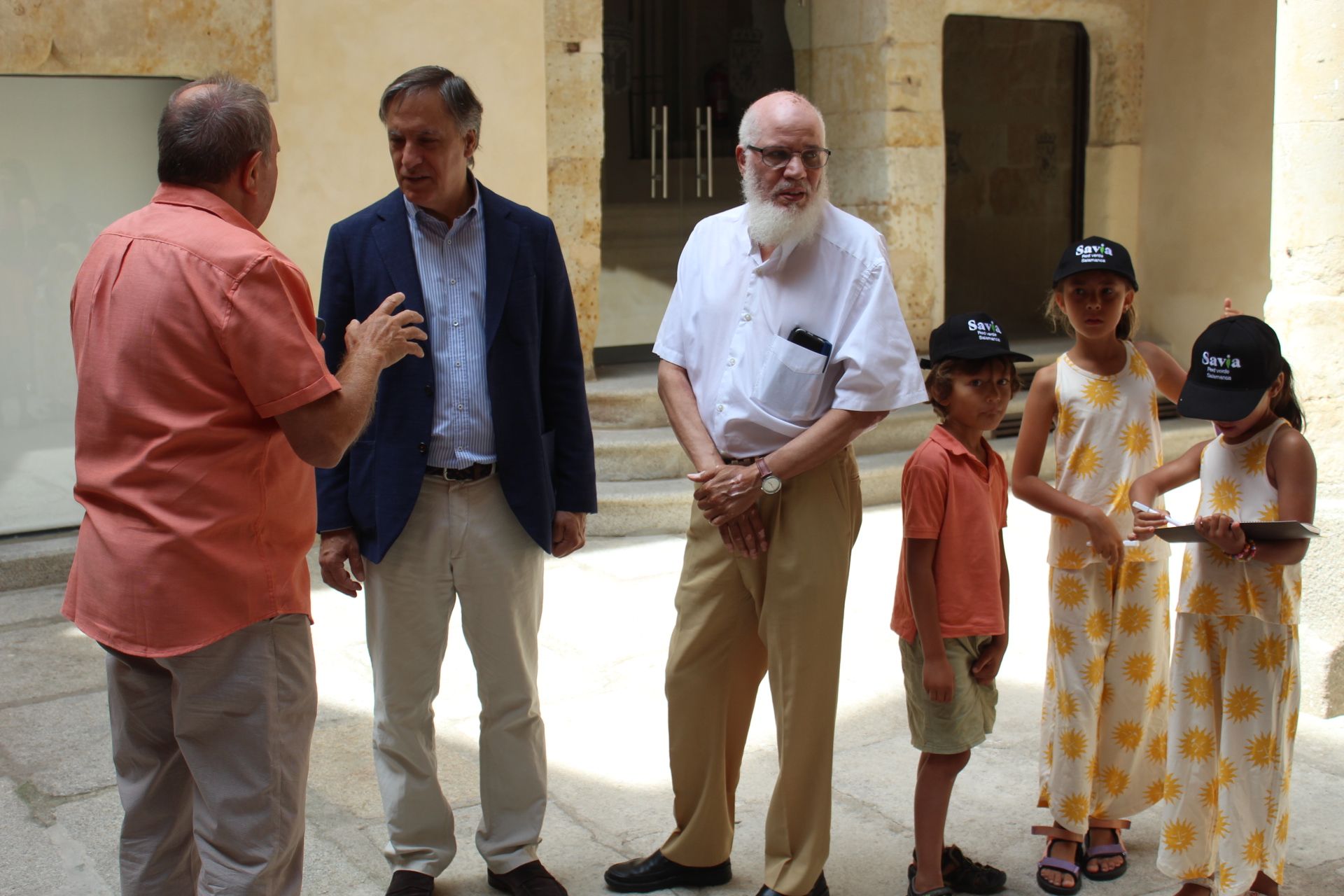 Carlos García Carbayo recibiendo a los miembros de Vacaciones en Paz