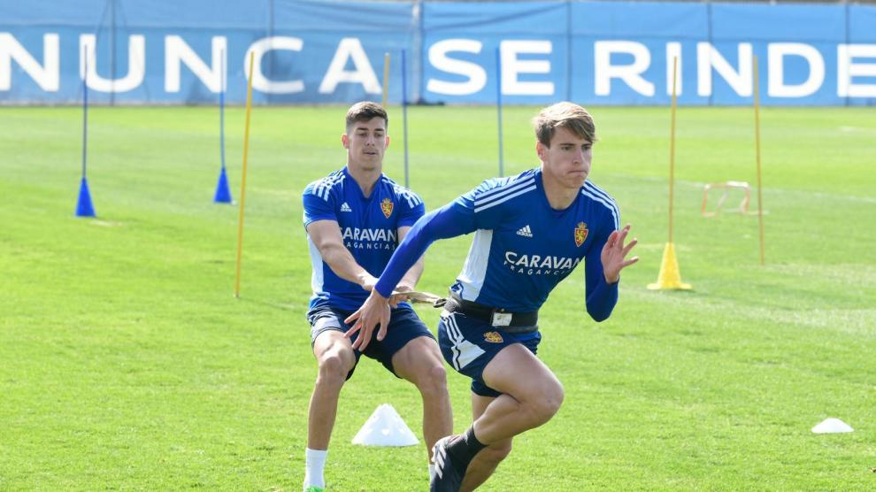 Jorge Rastrojo sujeta a un compañero en un ejercicio de entrenamiento FOTO REAL ZARAGOZA