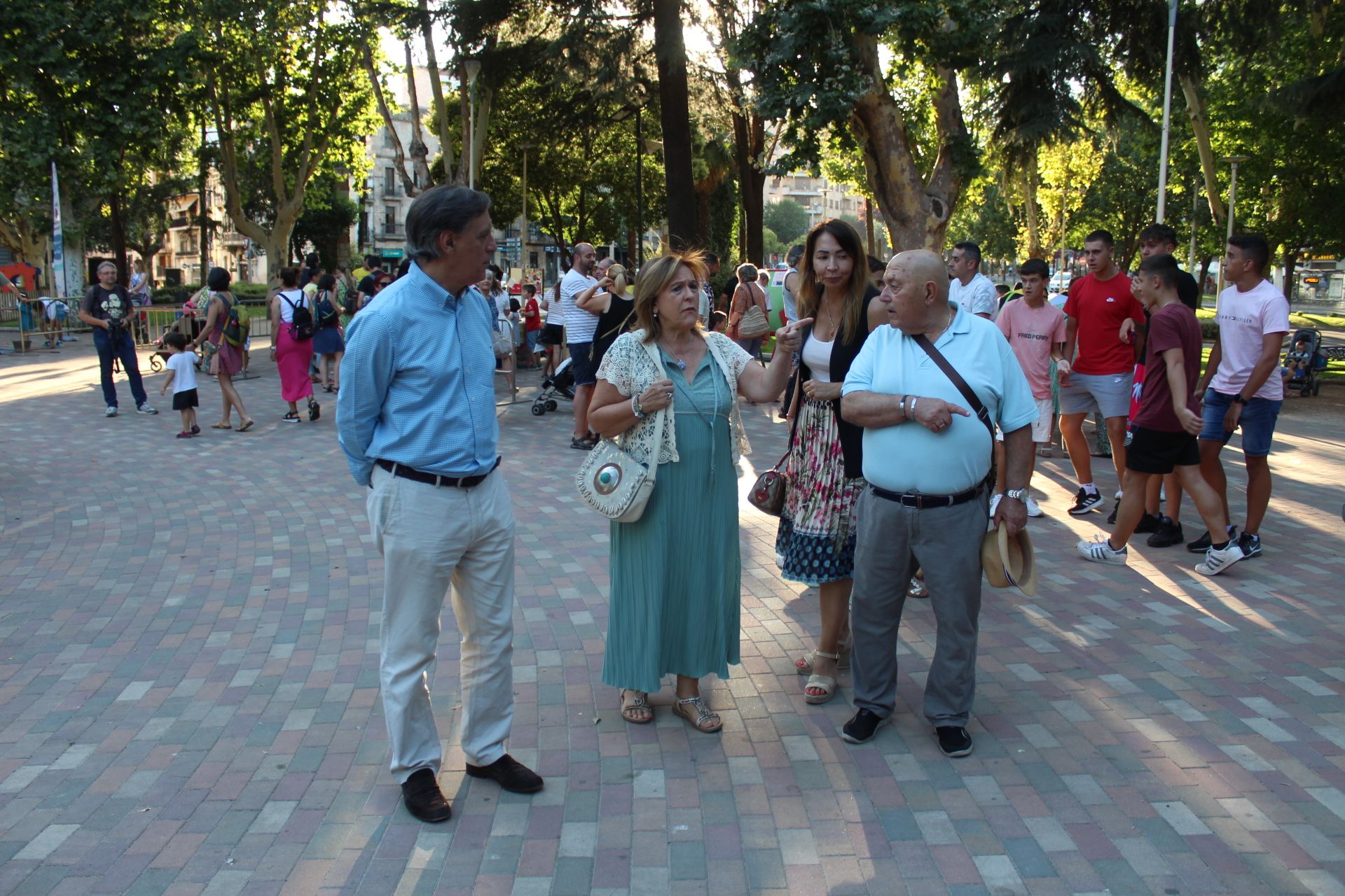 Carlos García Carbayo visita las actividades del Día Municipal de los Mayores