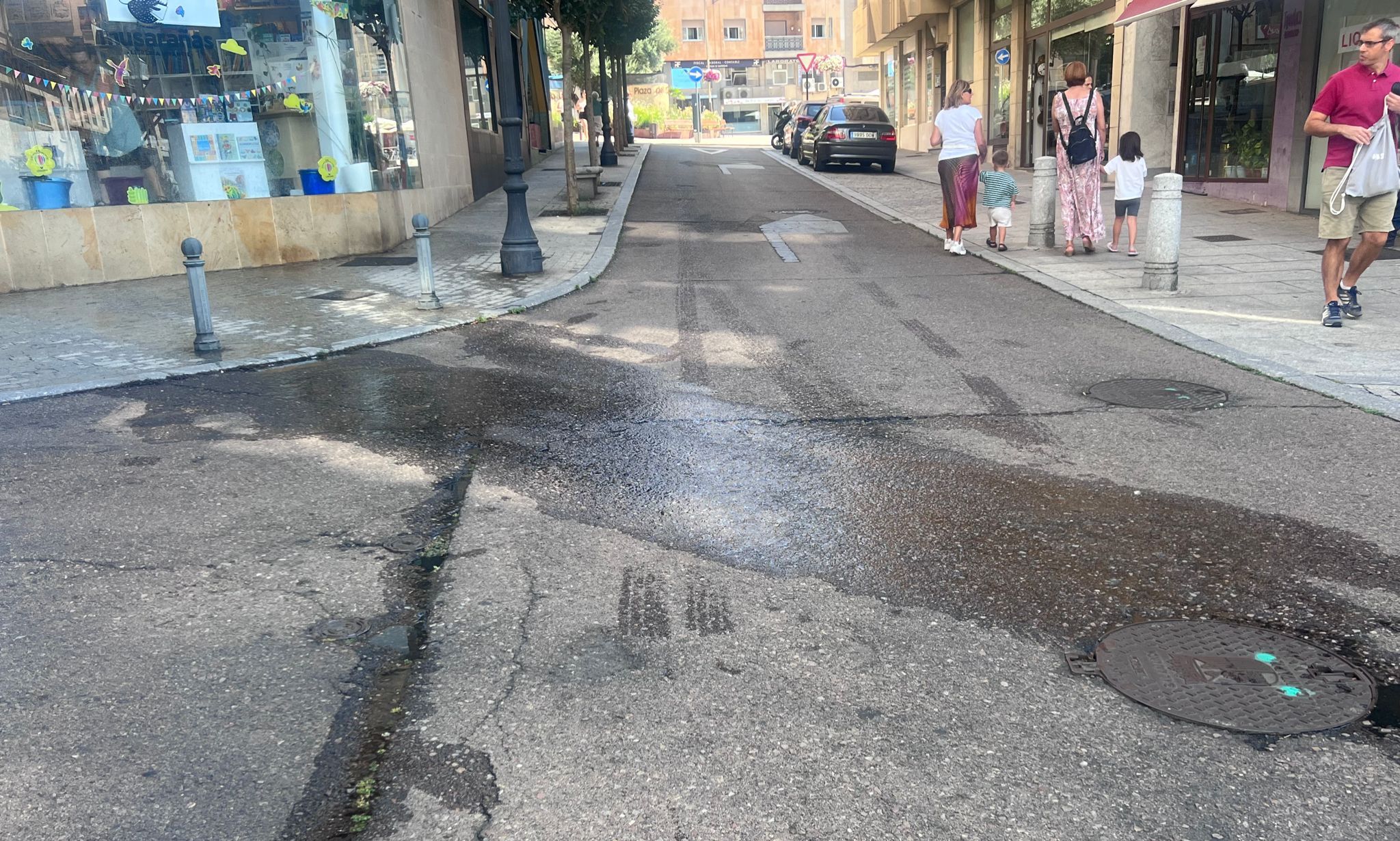 GALERÍA | Fuga de agua e inundación en la calle Arco 