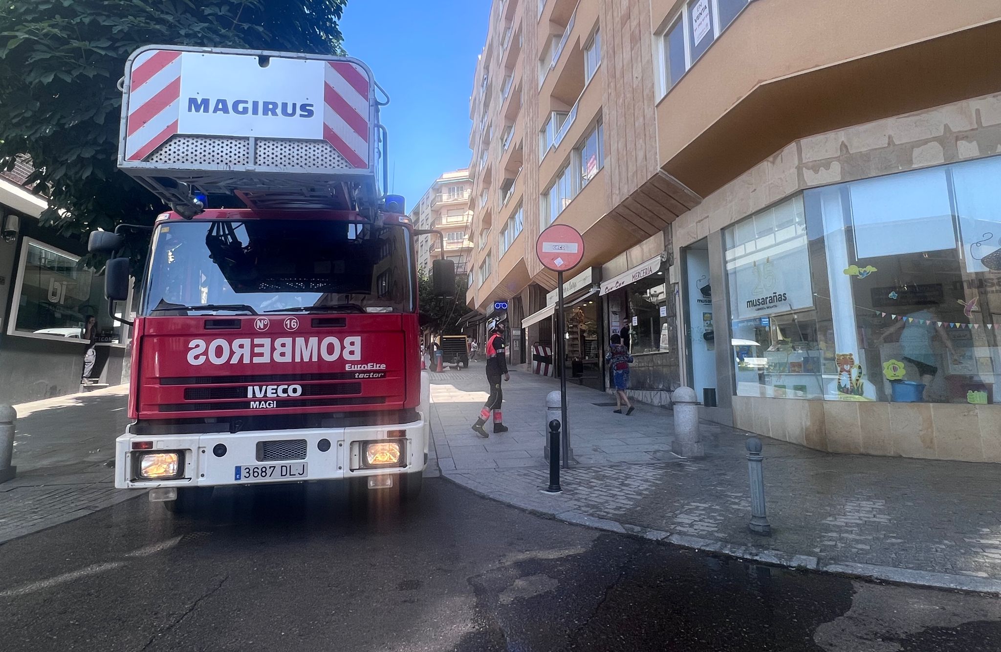 GALERÍA | Fuga de agua e inundación en la calle Arco 