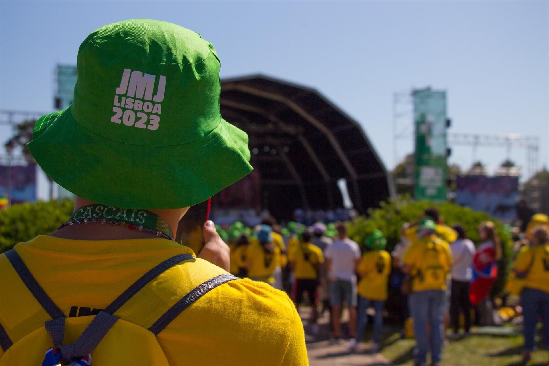 Un joven con un sombrero en los días previos a la JMJ de Lisboa. - JMJ LISBOA 2023