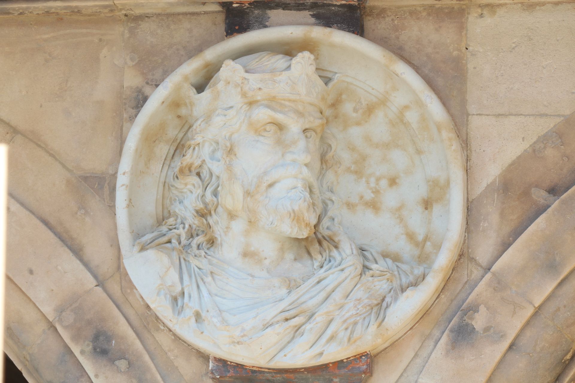 Medallon de Alfonso IX en la Plaza Mayor