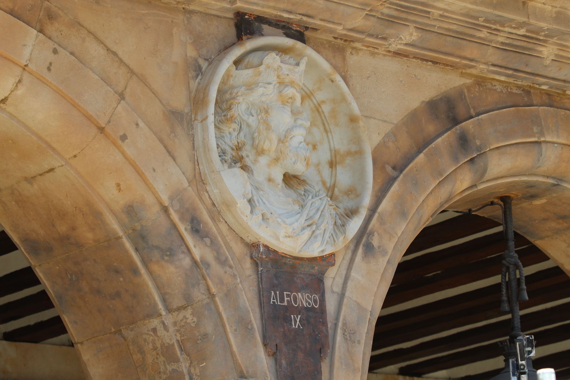 Medallon de Alfonso IX en la Plaza Mayor