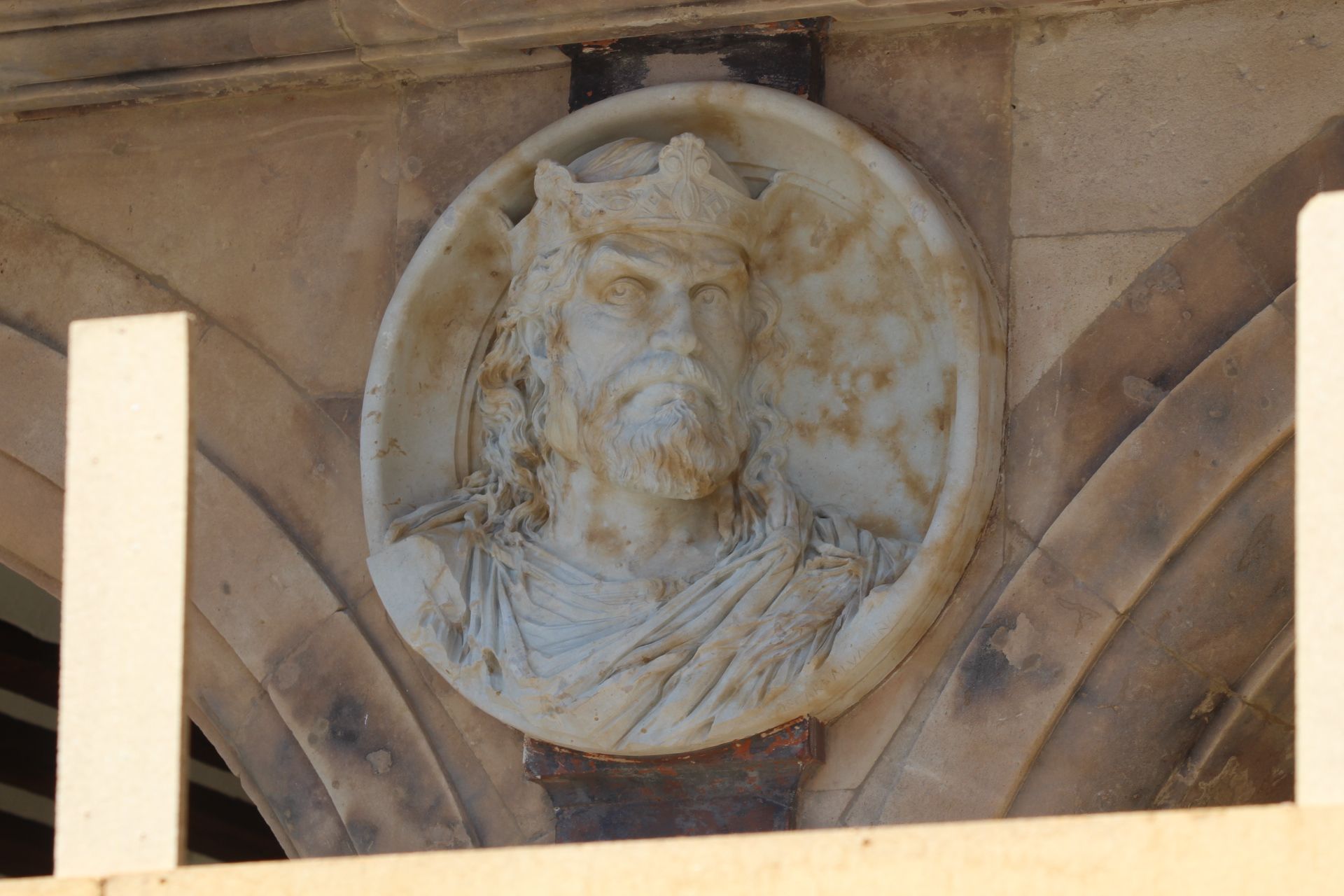 Medallon de Alfonso IX en la Plaza Mayor