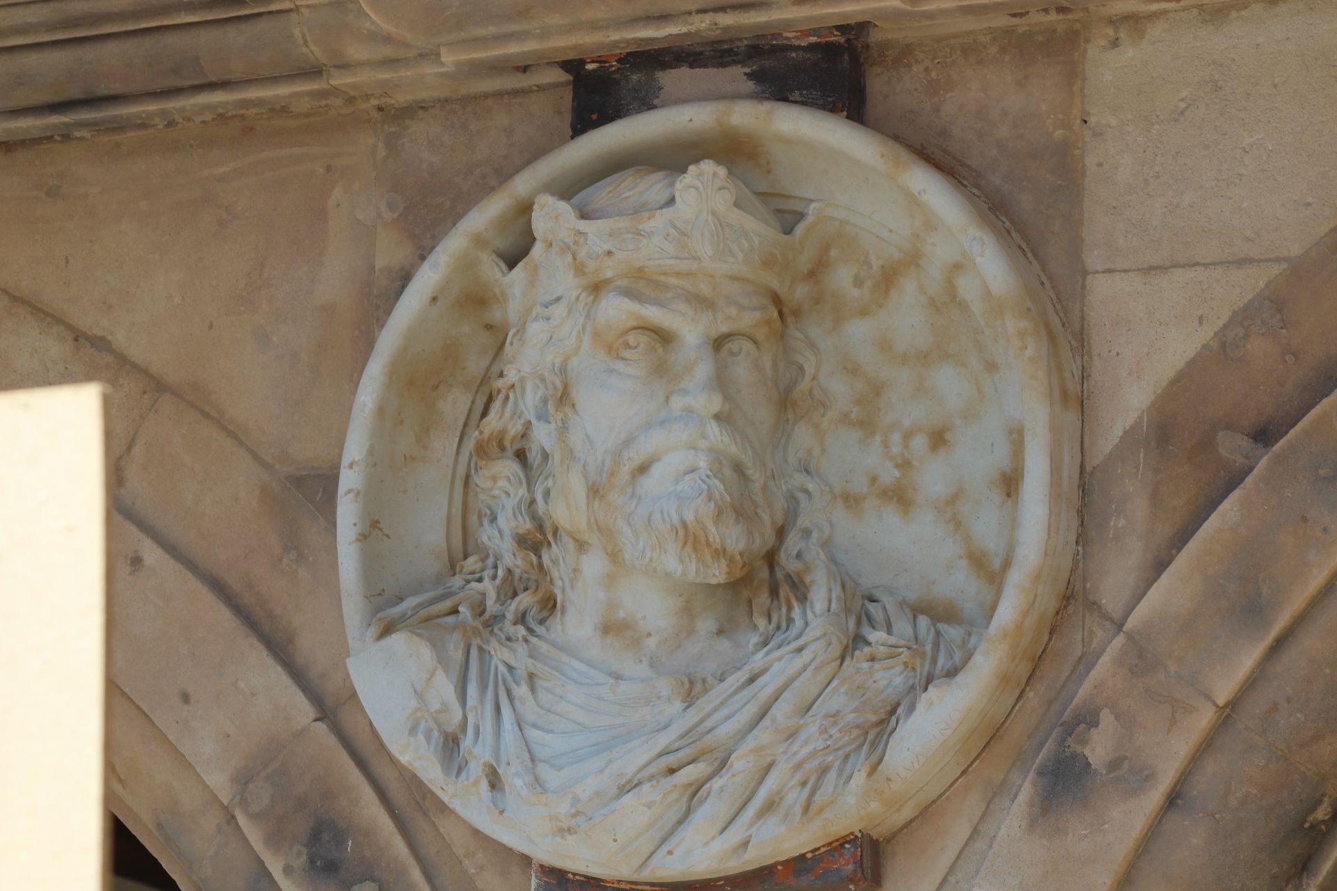 Medallon de Alfonso IX en la Plaza Mayor