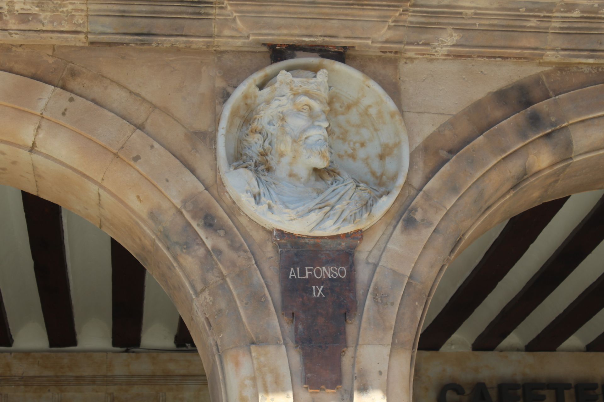 Medallon de Alfonso IX en la Plaza Mayor