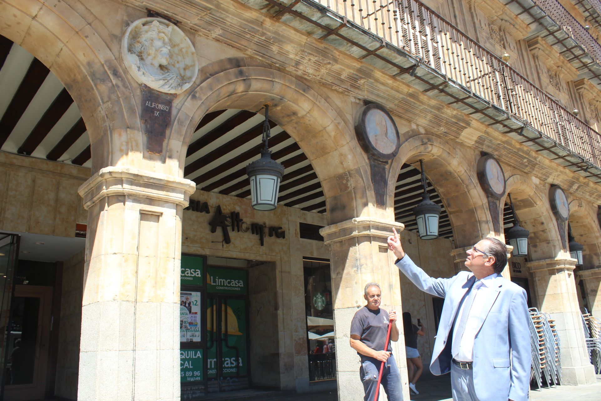 Medallon de Alfonso IX en la Plaza Mayor