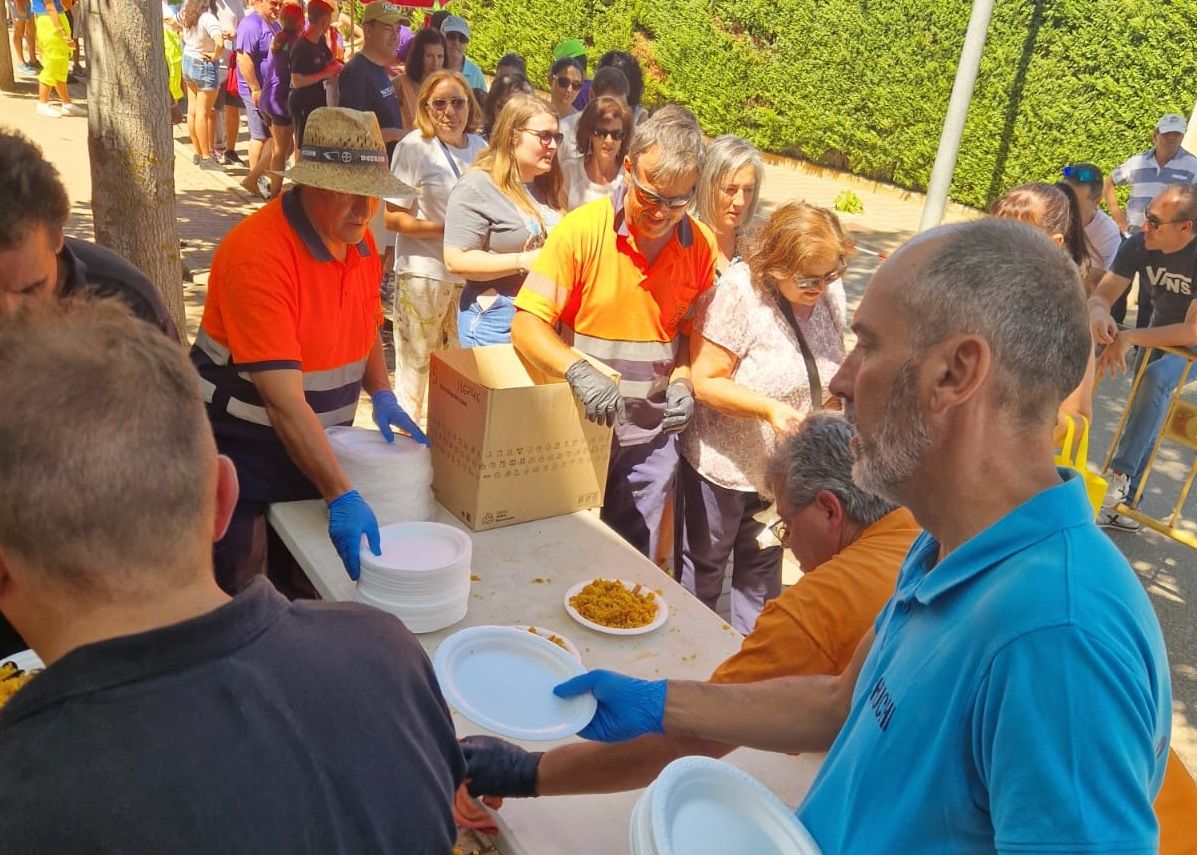 Reparto de paella en Doniños, agosto 2023 (1)