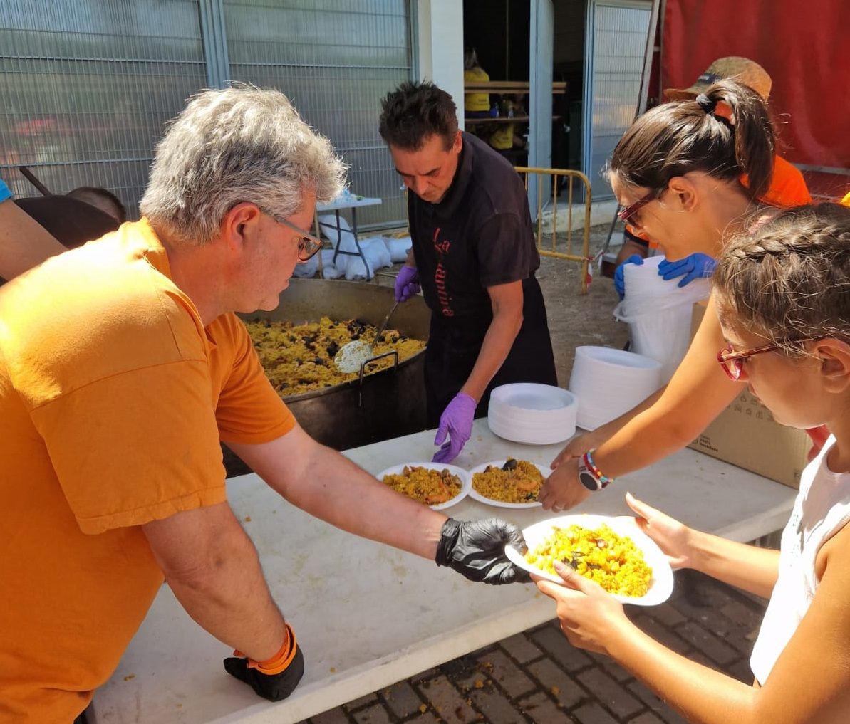 Reparto de paella en Doniños, agosto 2023 (12)