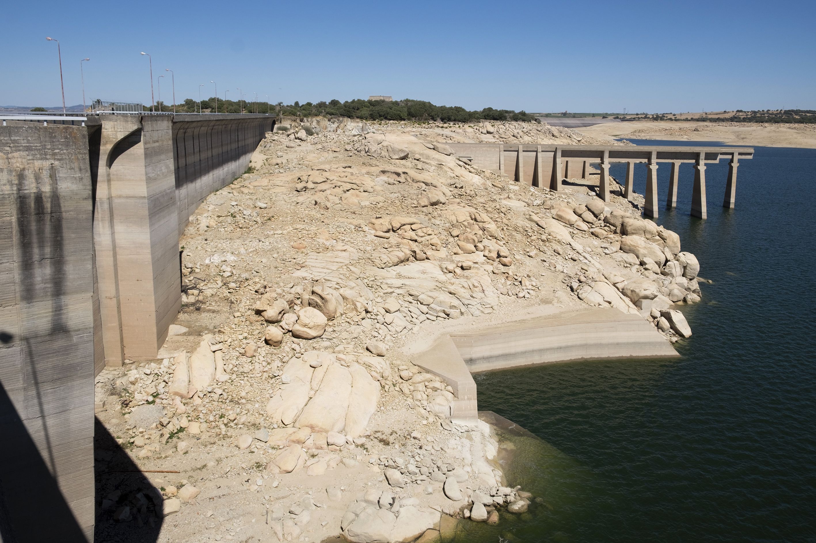 En el embalse de Almendra la sequía provoca el descenso del nivel de agua dejando al descubierto terrenos antes inundados - Jesús Formigo (ICAL)