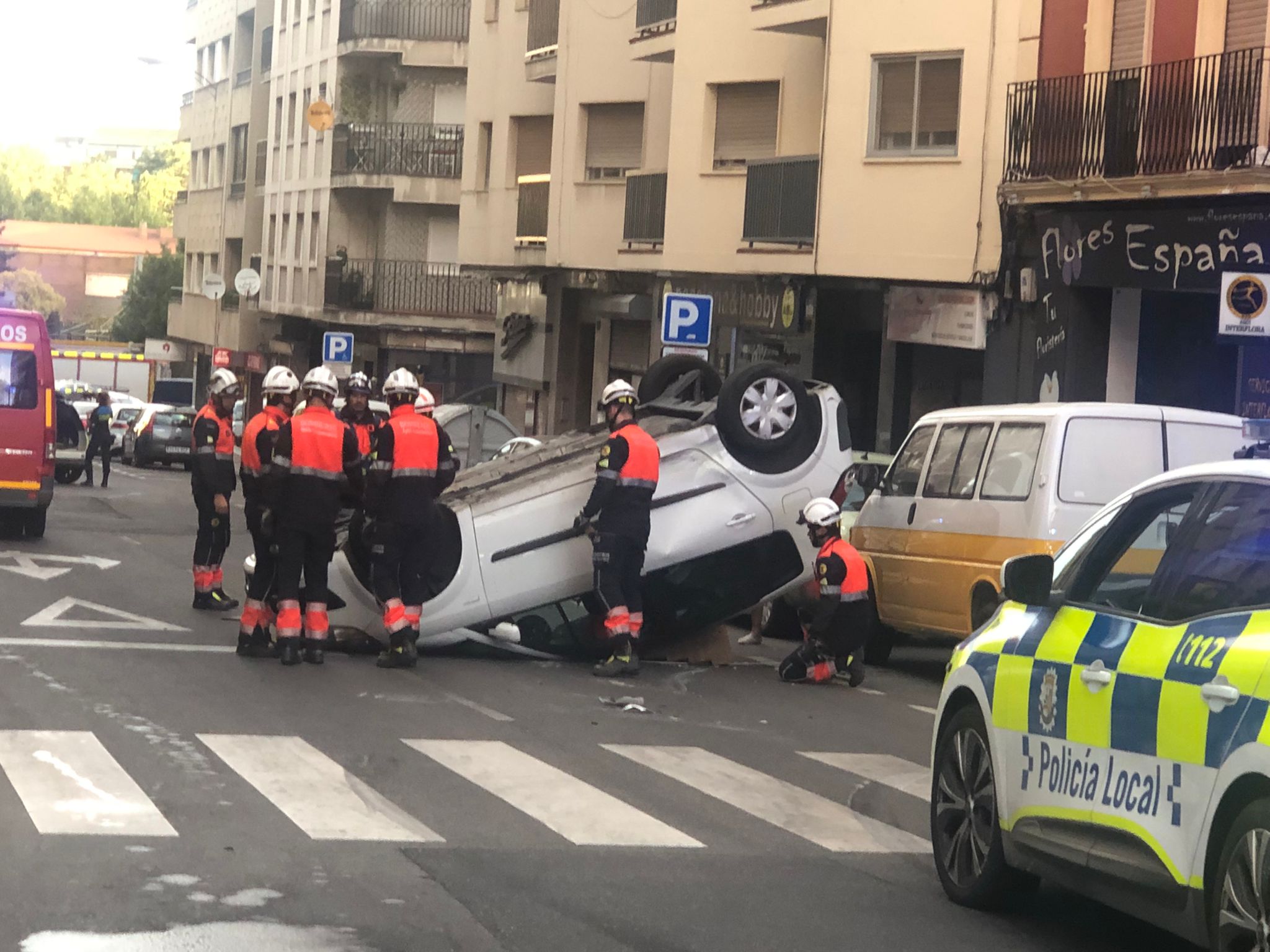 Aparatoso Vuelco De Un Vehículo En La Avenida Campo Amor Con Un Herido