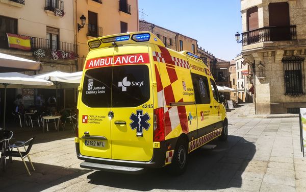 Ambulancia en la Plaza Mayor de Ciudad Rodrigo. Foto ICAL. Archivo.