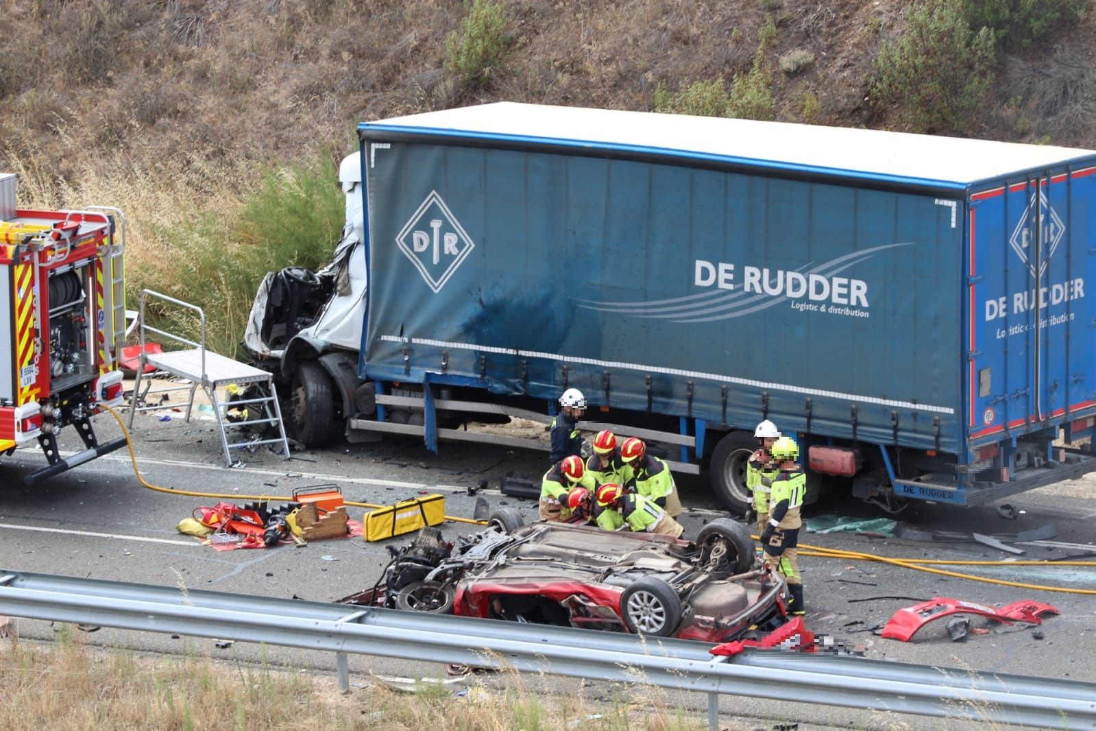  Grave accidente en la A66, a la altura de Mozárbez donde falleció una mujer, la conductora del coche. Fotos S24H