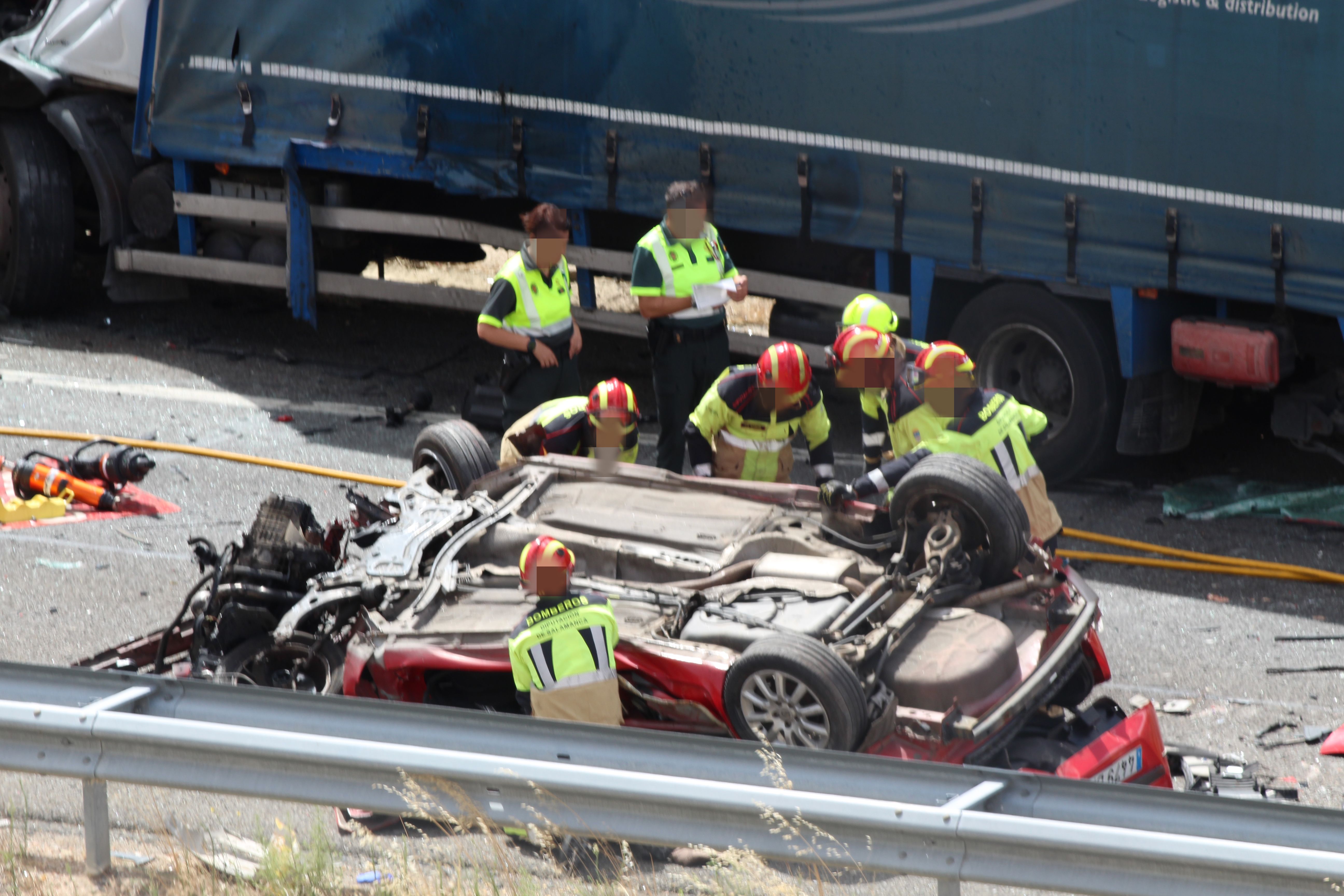  Grave accidente en la A66, a la altura de Mozárbez donde falleció una mujer, la conductora del coche. Fotos S24H