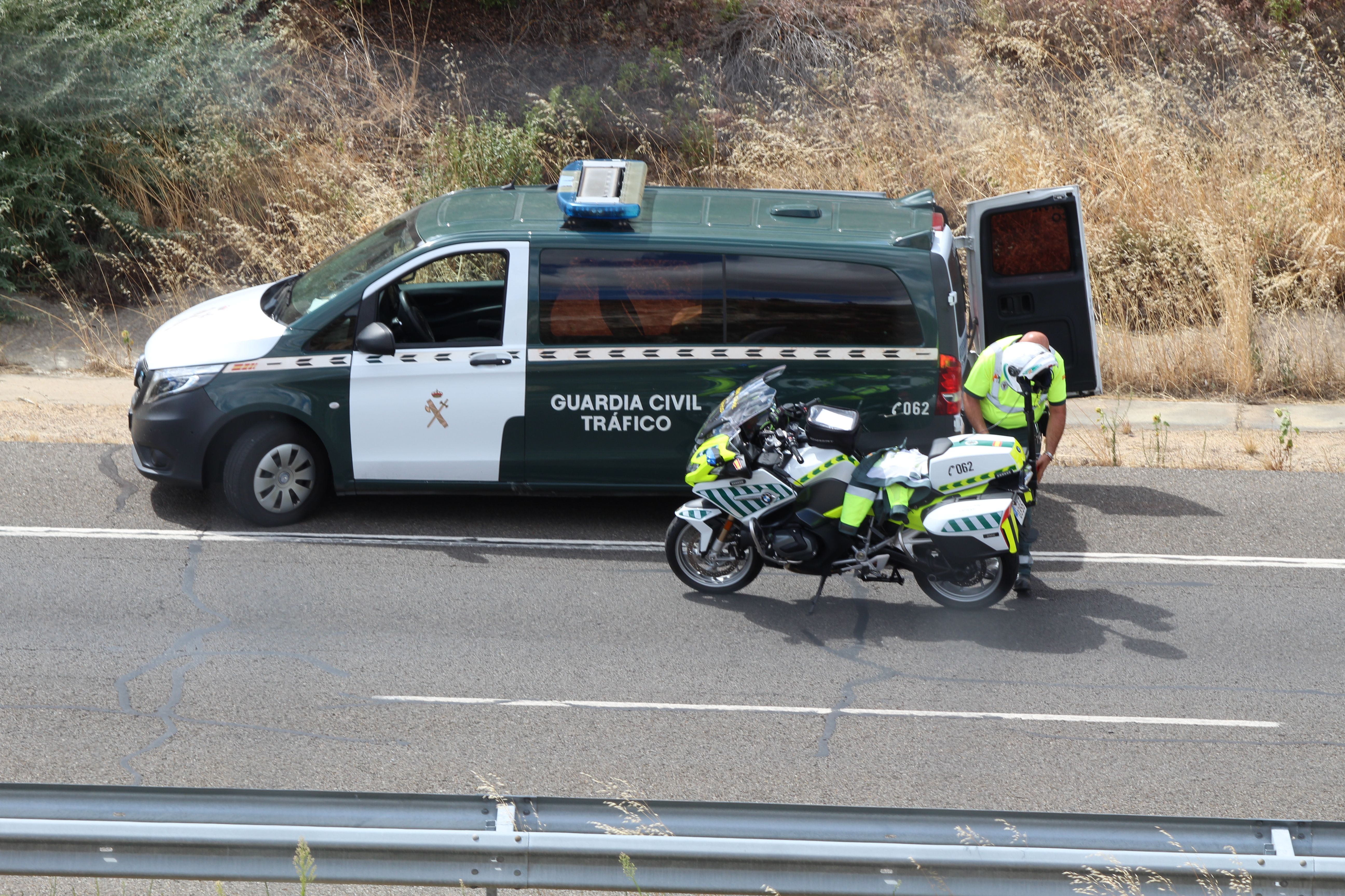 Guardia Civil en la A66, dirección Mozárbez. ARCHIVO