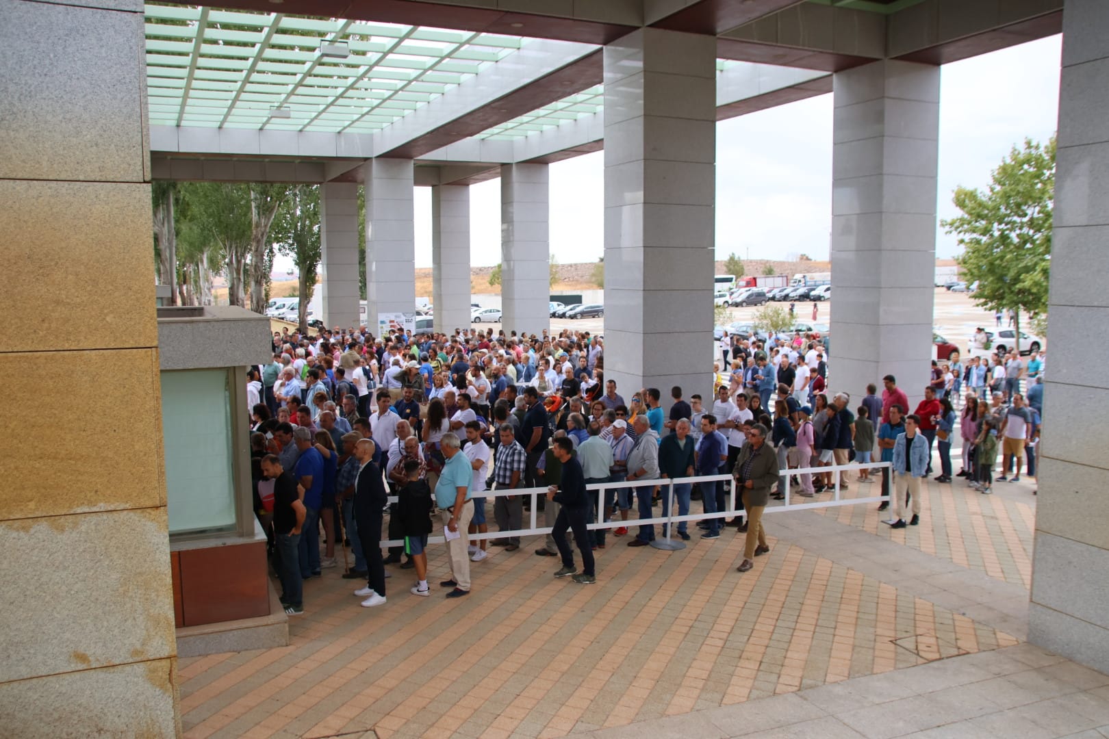  Largas colas en Salamaq en la mañana del sábado, 2 de septiembre. Fotos Andrea M (10)