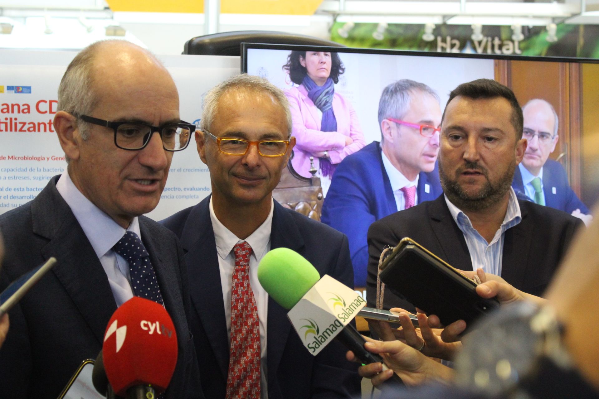 Javier Iglesias y Ricardo Rivero visitan el stand de la USAL