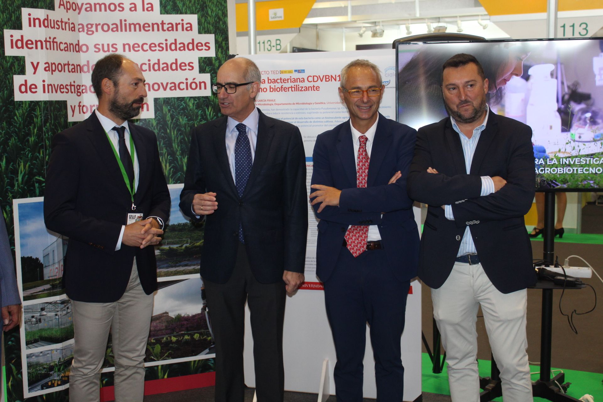 Javier Iglesias y Ricardo Rivero visitan el stand de la USAL