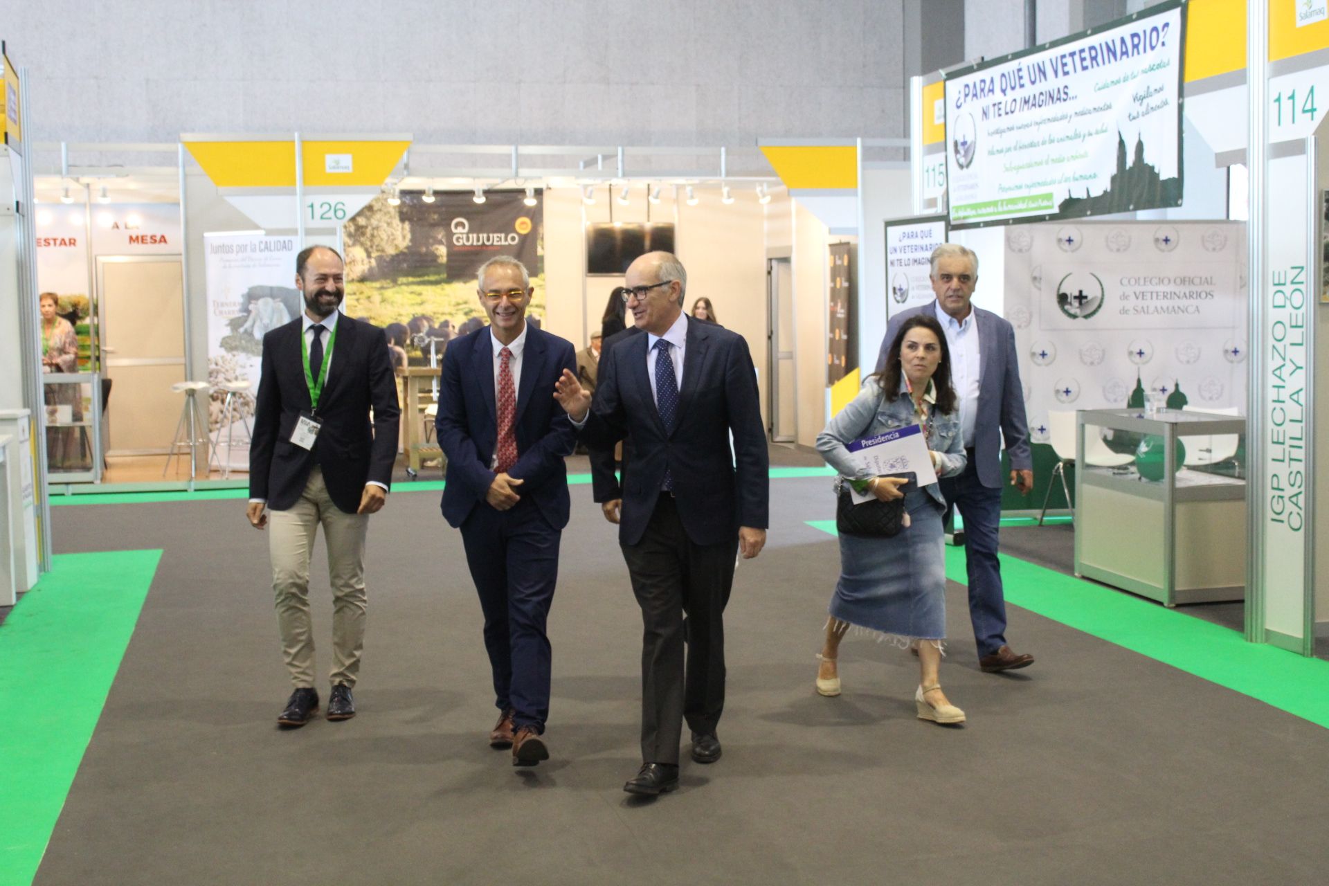 Javier Iglesias y Ricardo Rivero visitan el stand de la USAL