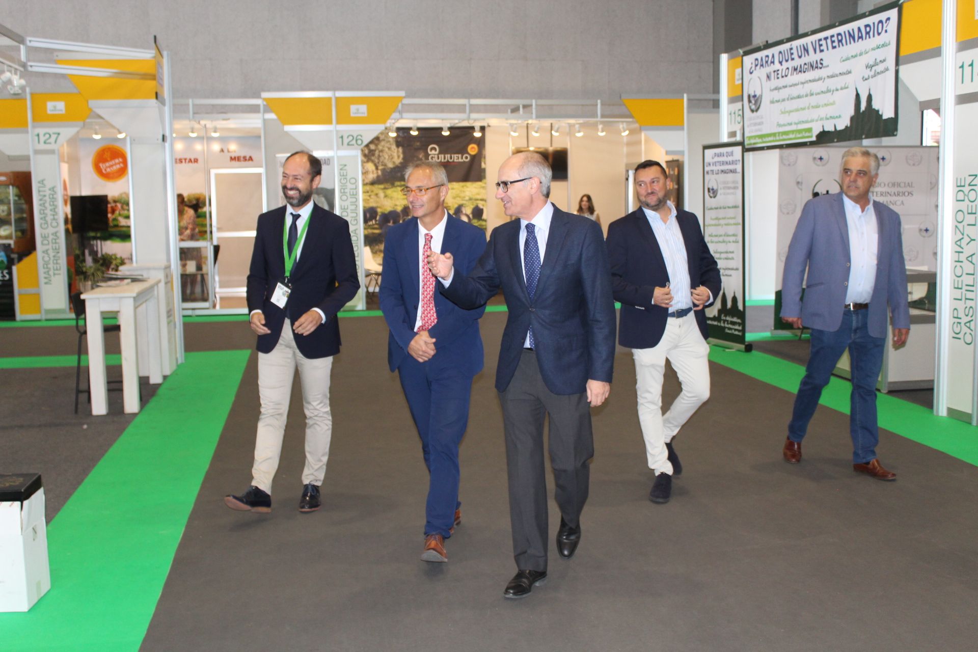 Javier Iglesias y Ricardo Rivero visitan el stand de la USAL