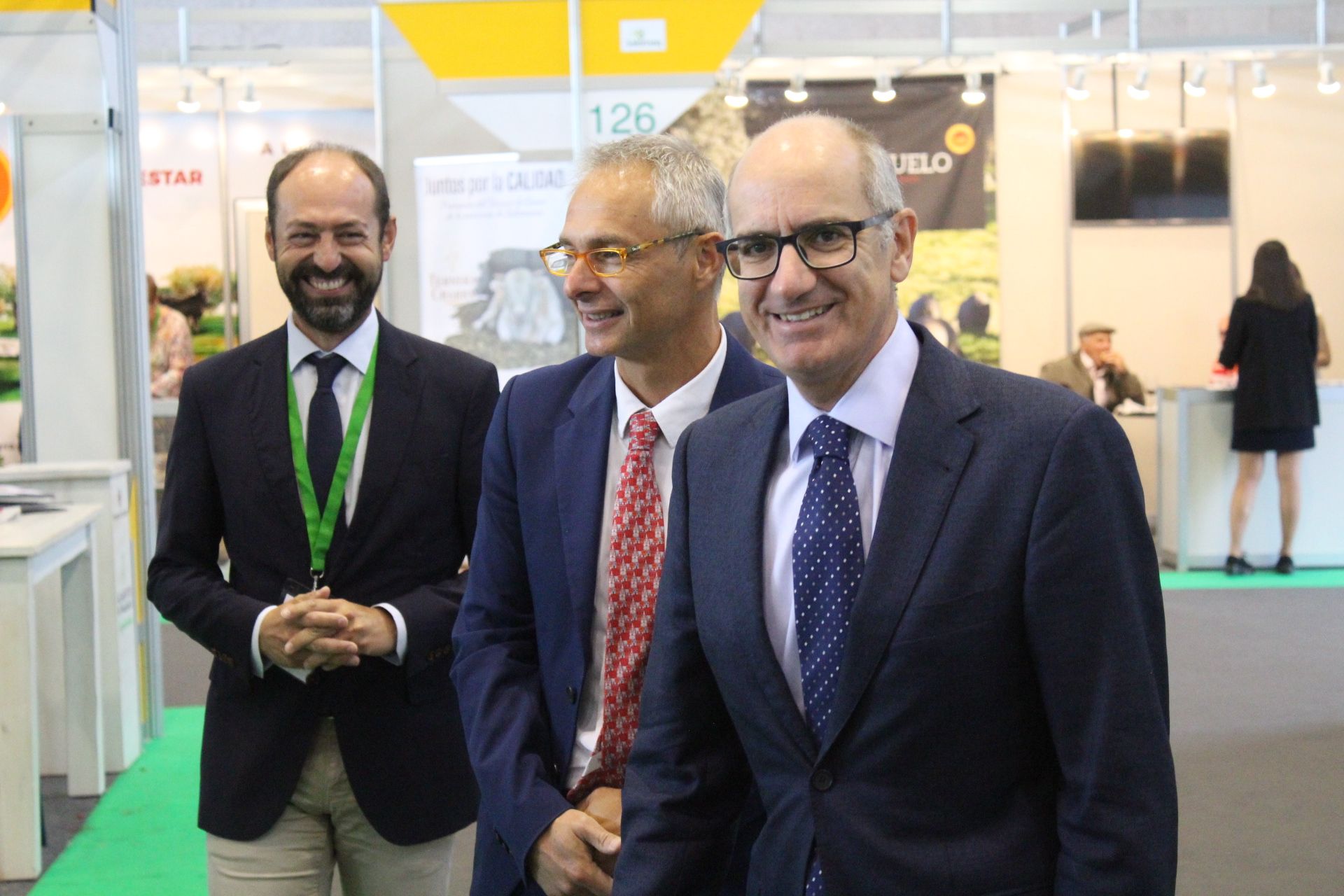 Javier Iglesias y Ricardo Rivero visitan el stand de la USAL