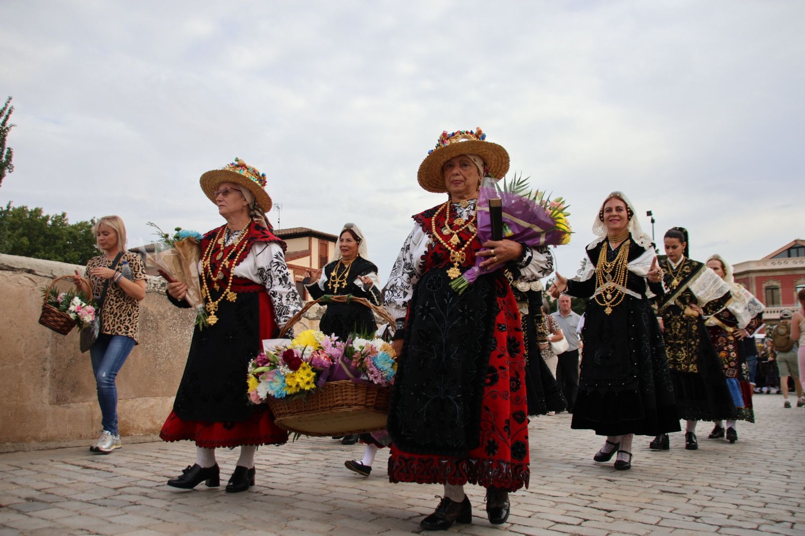 Ofrenda floral en horno de la Virgen de la Vega