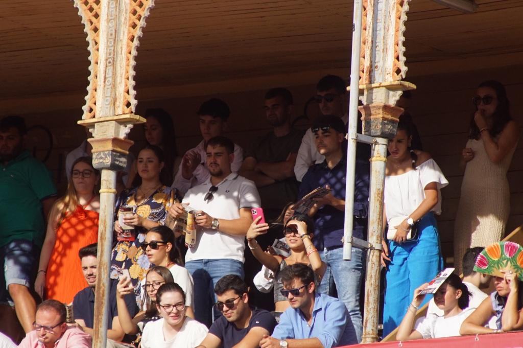 Resumen fotográfico del ambiente en los tendidos de La Glorieta durante la corrida de ‘El Vellosino’