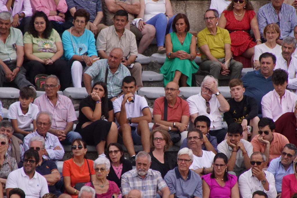 Resumen fotográfico del ambiente en los tendidos de La Glorieta durante la corrida de ‘El Vellosino’