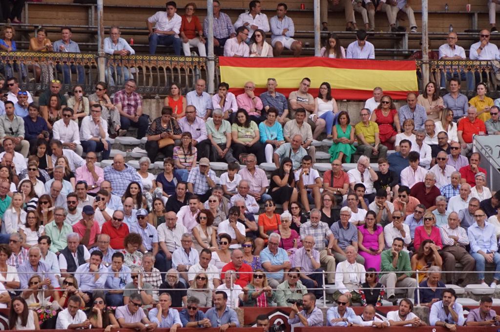 Resumen fotográfico del ambiente en los tendidos de La Glorieta durante la corrida de ‘El Vellosino’