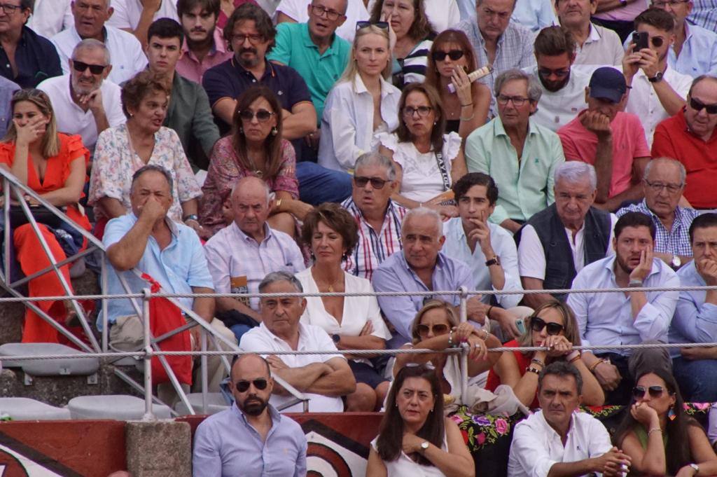 Resumen fotográfico del ambiente en los tendidos de La Glorieta durante la corrida de ‘El Vellosino’