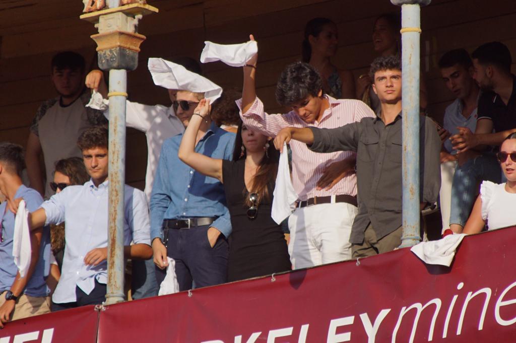 Resumen fotográfico del ambiente en los tendidos de La Glorieta durante la corrida de ‘El Vellosino’