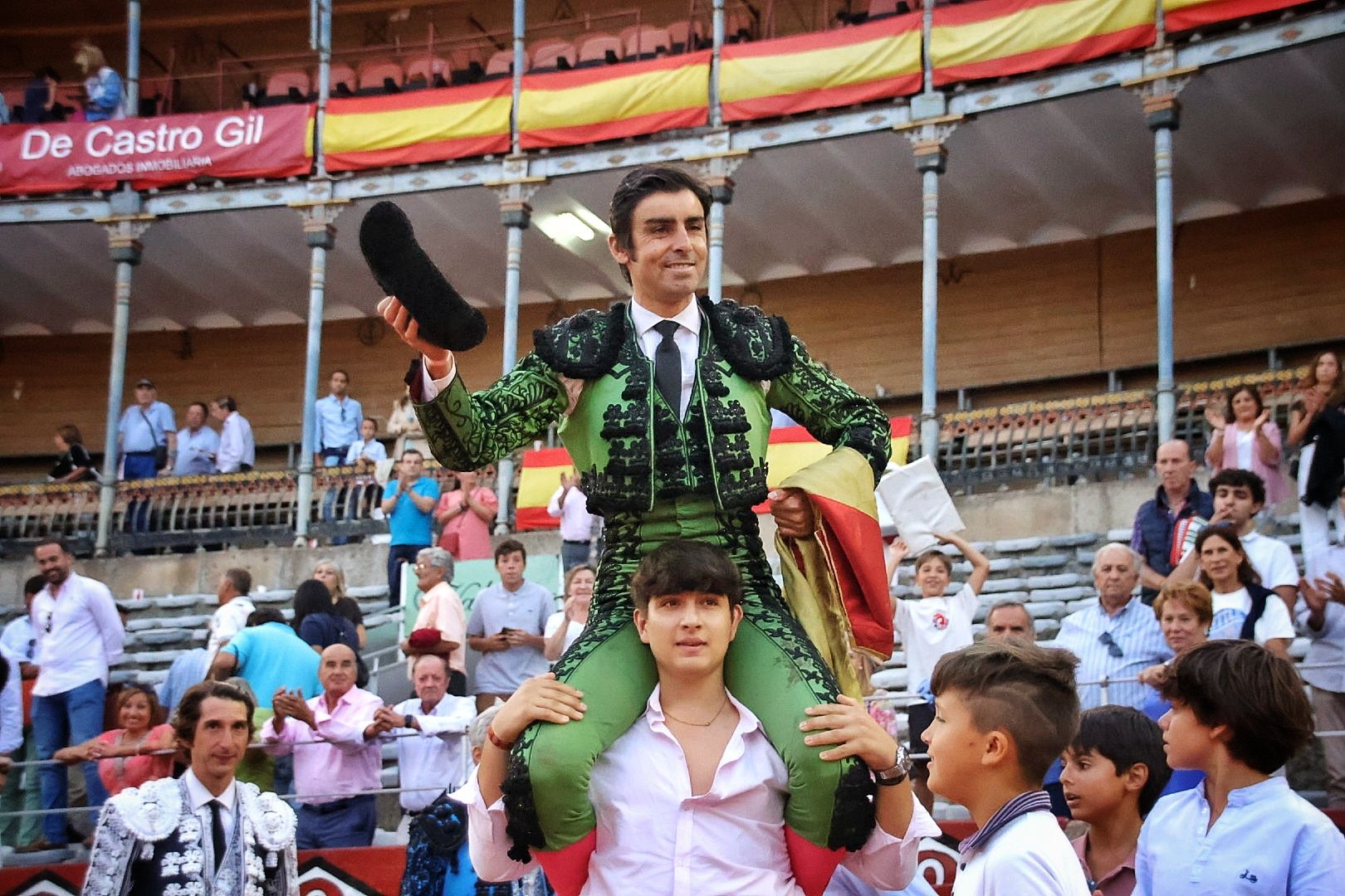 Miguel Ángel Perera a hombros ante la corrida de 'El Vellosino'. Fotos Andrea M.