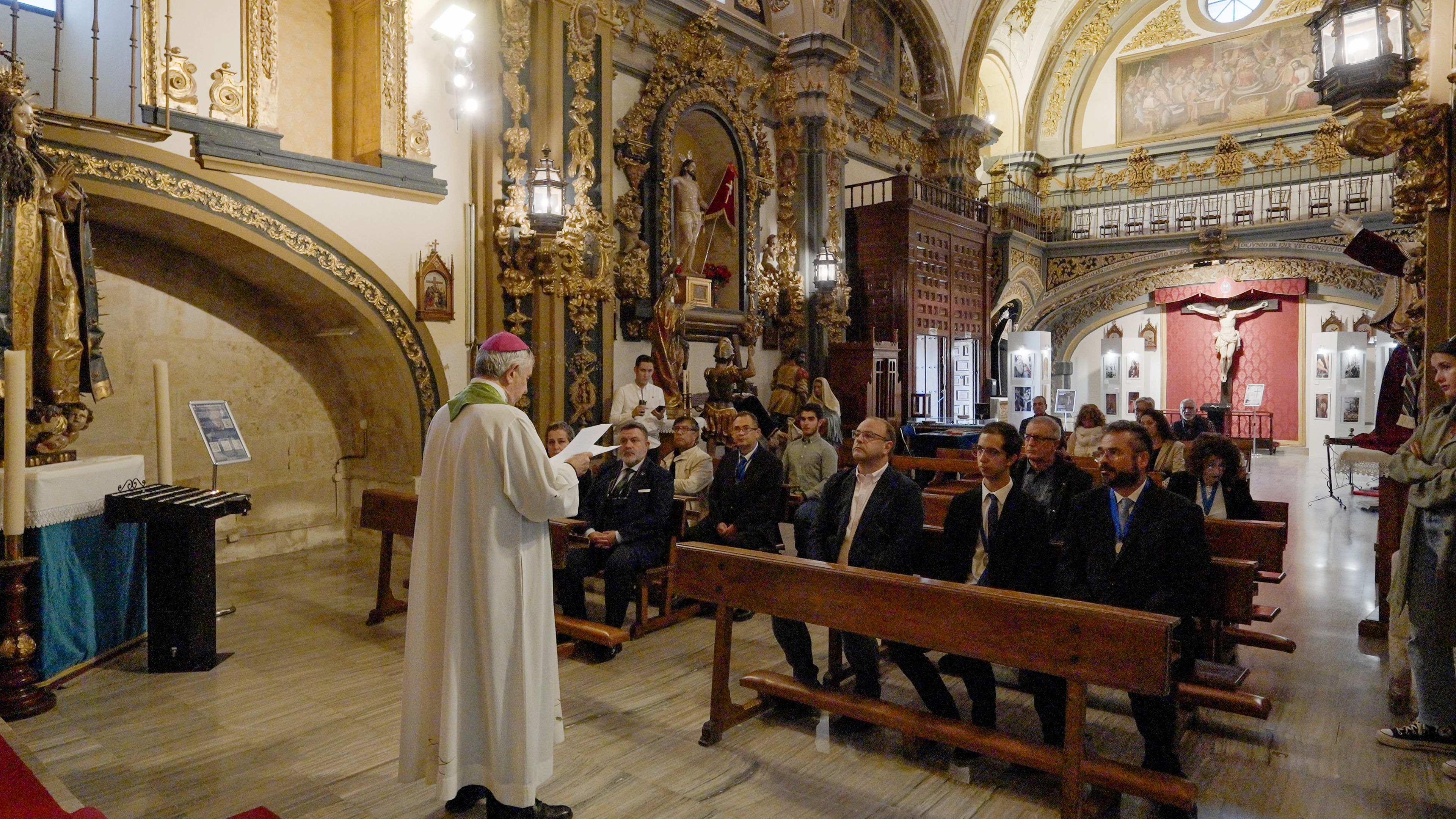 La Iglesia de la Vera Cruz bendice su nuevo espacio de columbarios