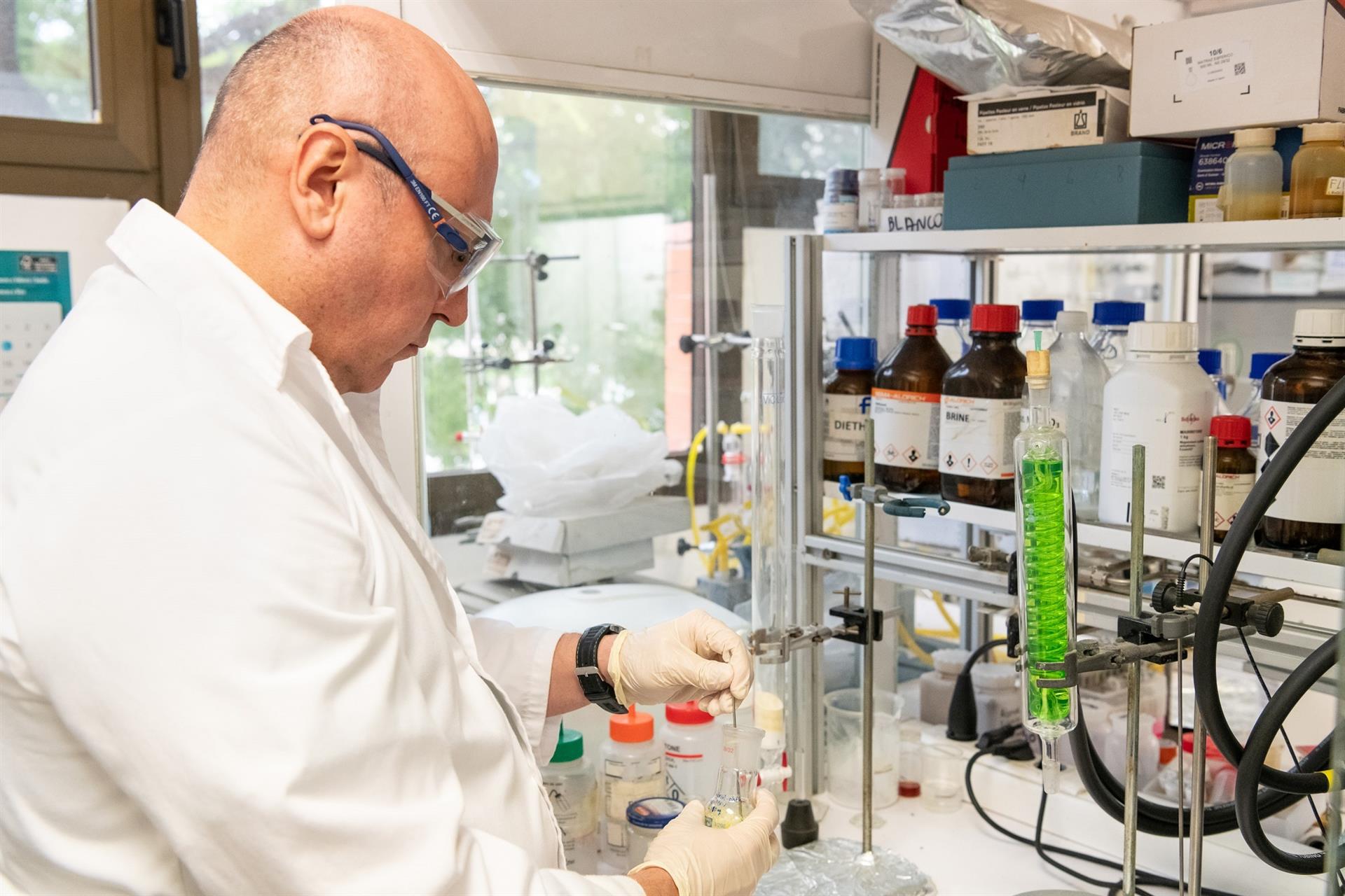 Miguel Ángel González Cardenete, investigador del CSIC en el Instituto de Tecnología Química (ITQ, CSIC – UPV) y autor principal del trabajo, en su laboratorio. - VICENTE LARA ACOM UPV