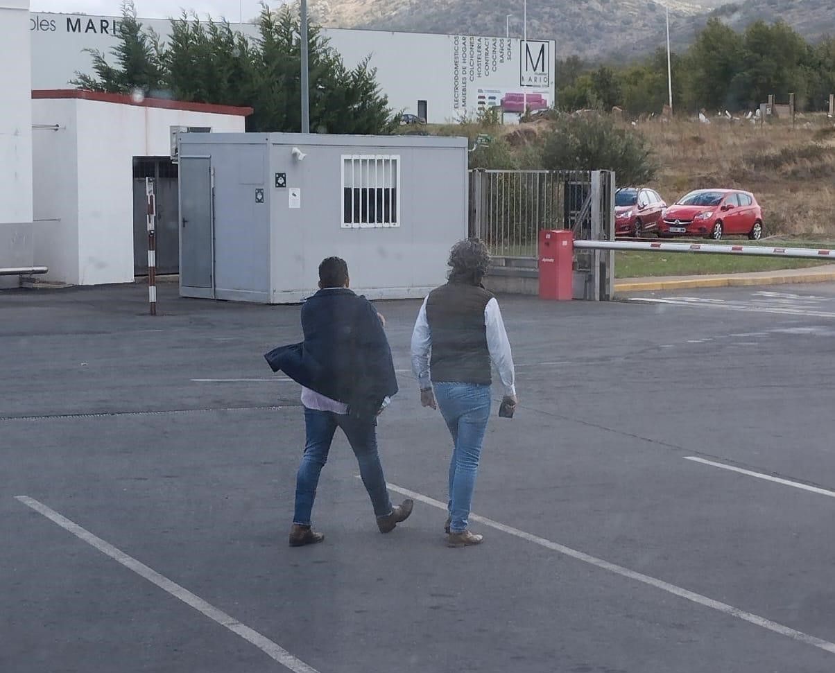 El alcalde de Béjar, Luis Francisco Martín, junto a su asesor personal saliendo del Matadero de Béjar. Foto Archivo