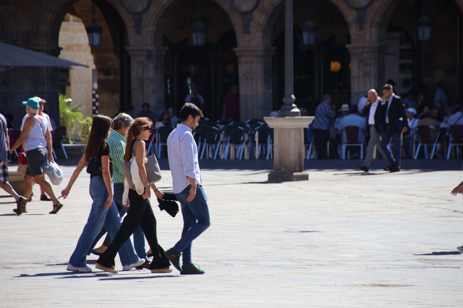 Gente paseando por la Plaza Mayor de Salamanca aprovechando la subida de las temperaturas. Foto de archivo